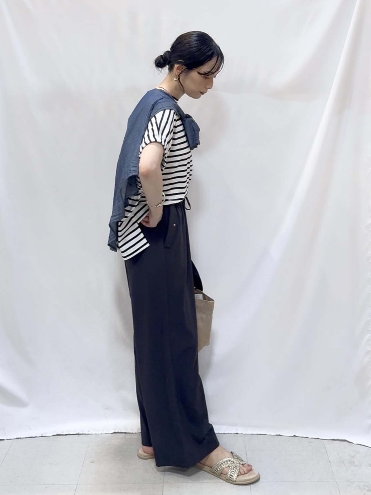 𝐇𝐢𝐫𝐨𝐦𝐢さんの「SHOO･LA･RUE｜【綿100%/UV/S-LL/体型カバー】優しく透ける 柔らかシアーデニムシャツ」を使ったコーディネート
