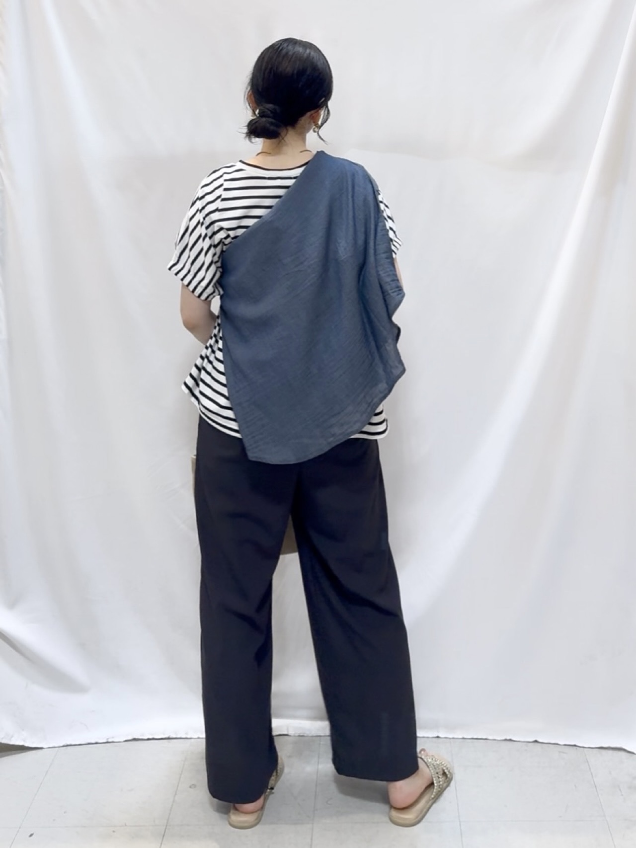 𝐇𝐢𝐫𝐨𝐦𝐢さんの「SHOO･LA･RUE｜【綿100%/UV/S-LL/体型カバー】優しく透ける 柔らかシアーデニムシャツ」を使ったコーディネート