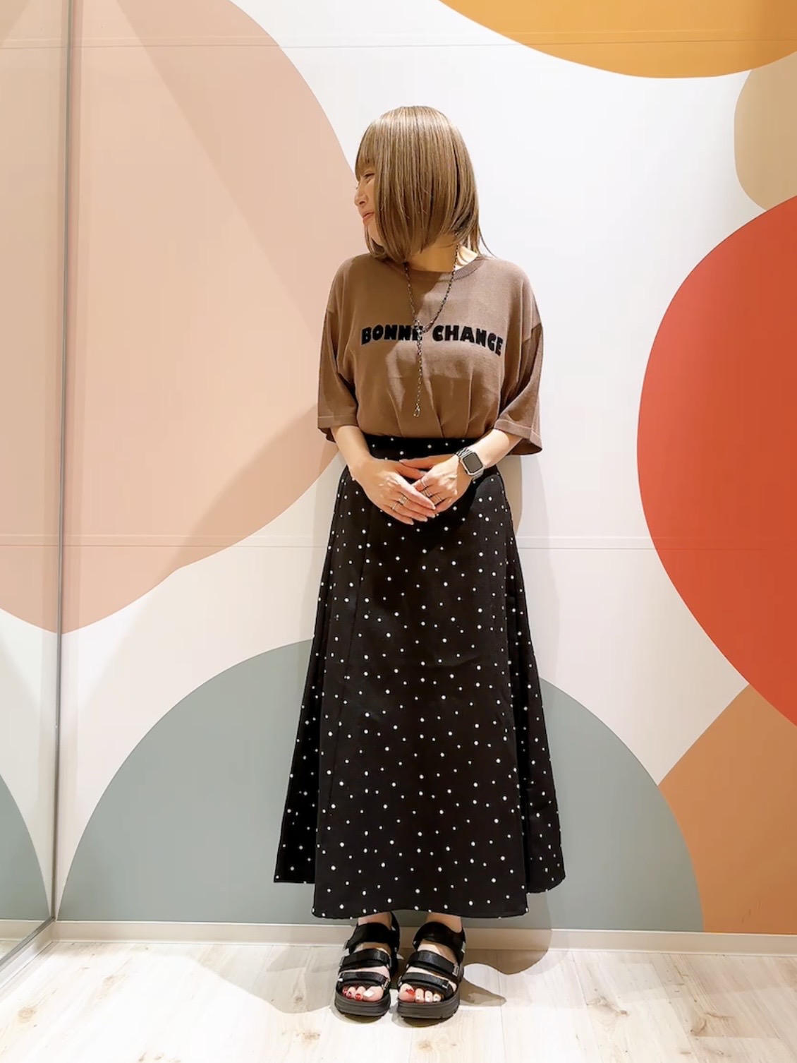 長男さんの「SHOO･LA･RUE｜【体型カバー】程よい透け感 デザインアソート 5分袖シアーニット」を使ったコーディネート
