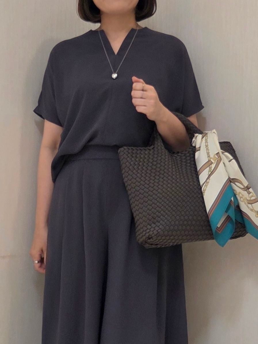 naokoさんの「UNTITLED｜【UV/接触冷感/セットアップ可】リラクシーキーVネックブラウス」を使ったコーディネート