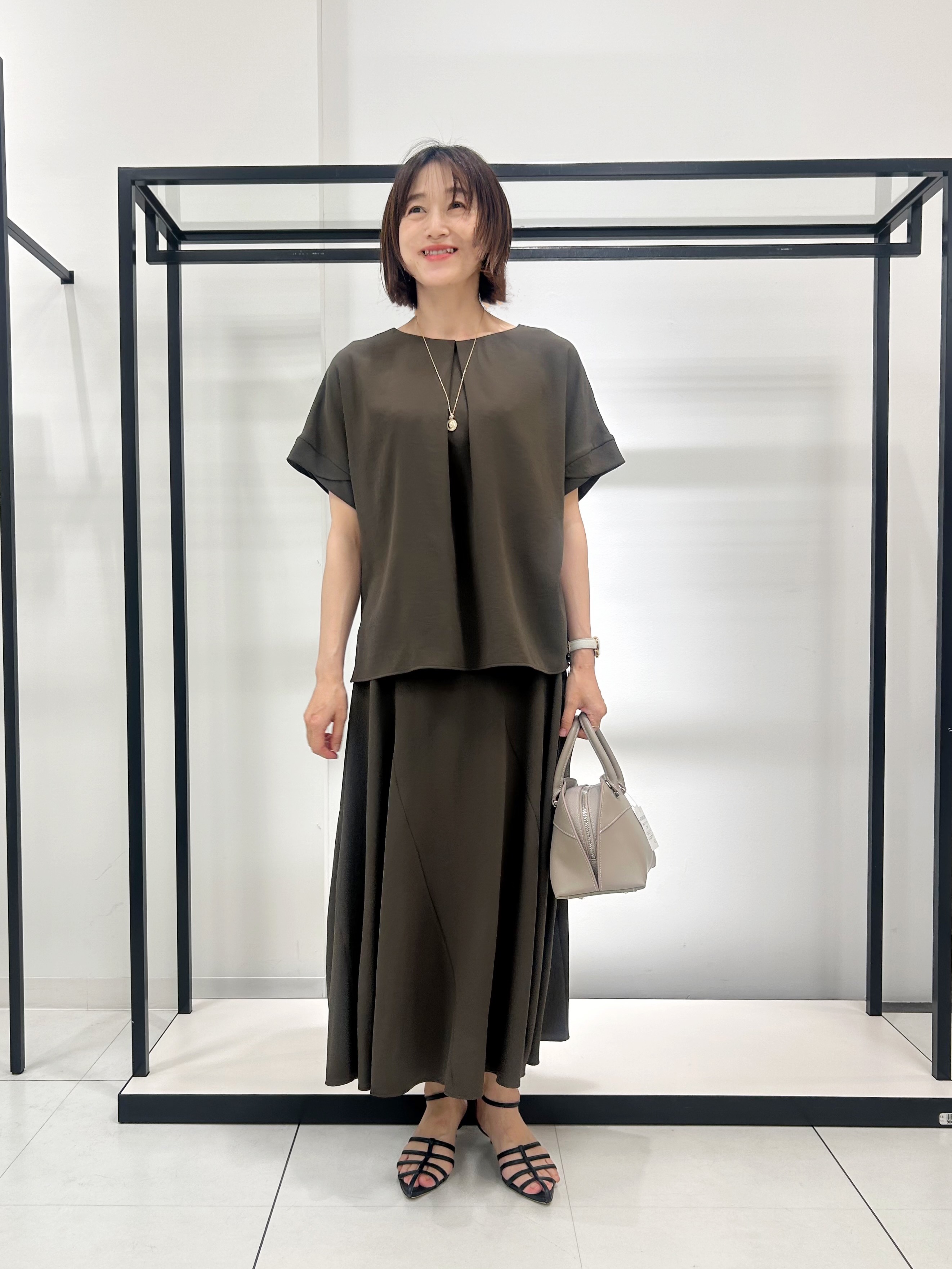 Mikiさんの「UNTITLED｜【前後2WAY/はっ水/セットアップ可】リラクシーフレンチスリーブブラウス」を使ったコーディネート