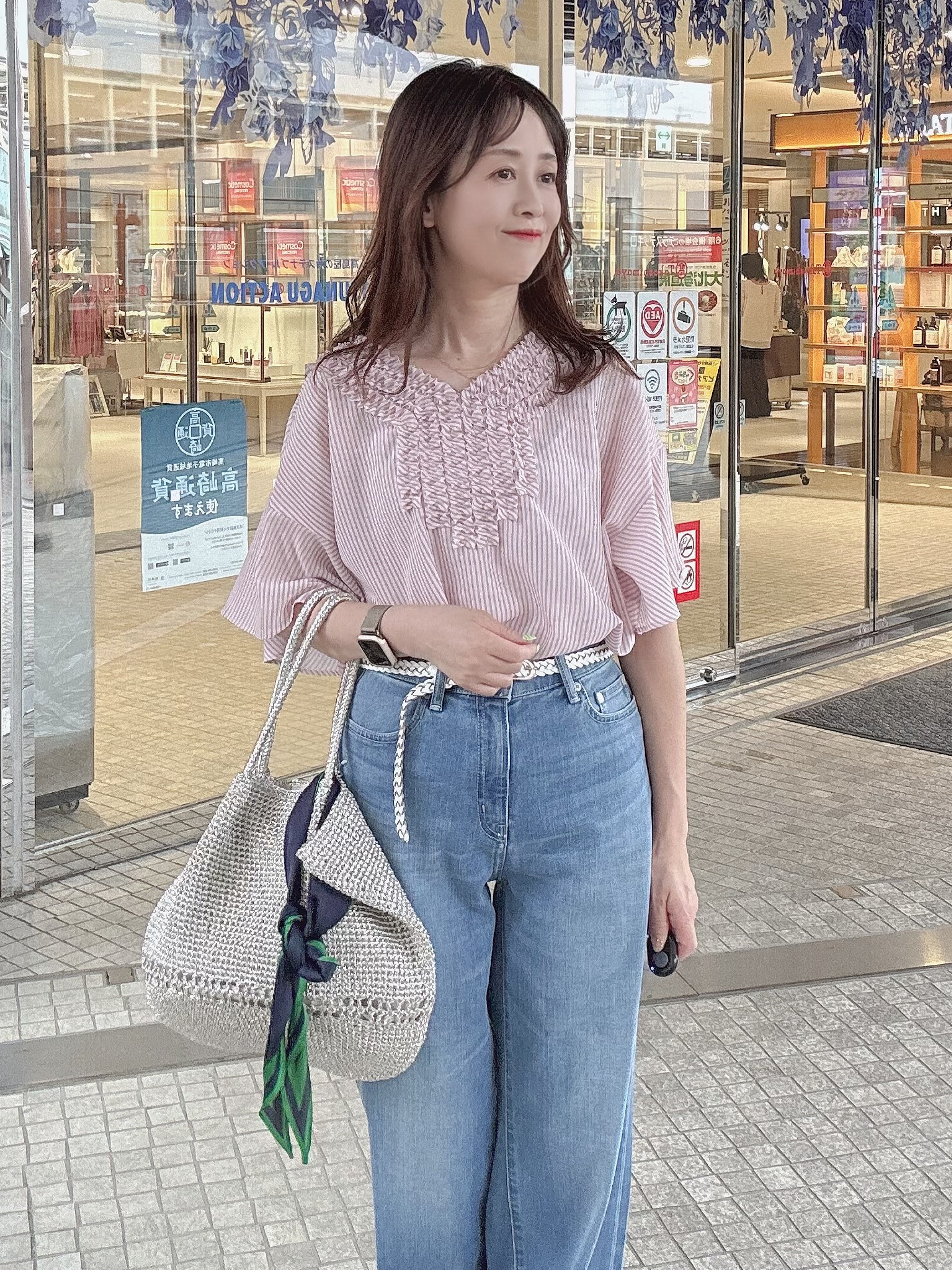 makiさんの「UNTITLED｜【接触冷感/通気性/洗える】Vネックフリルブラウス」を使ったコーディネート