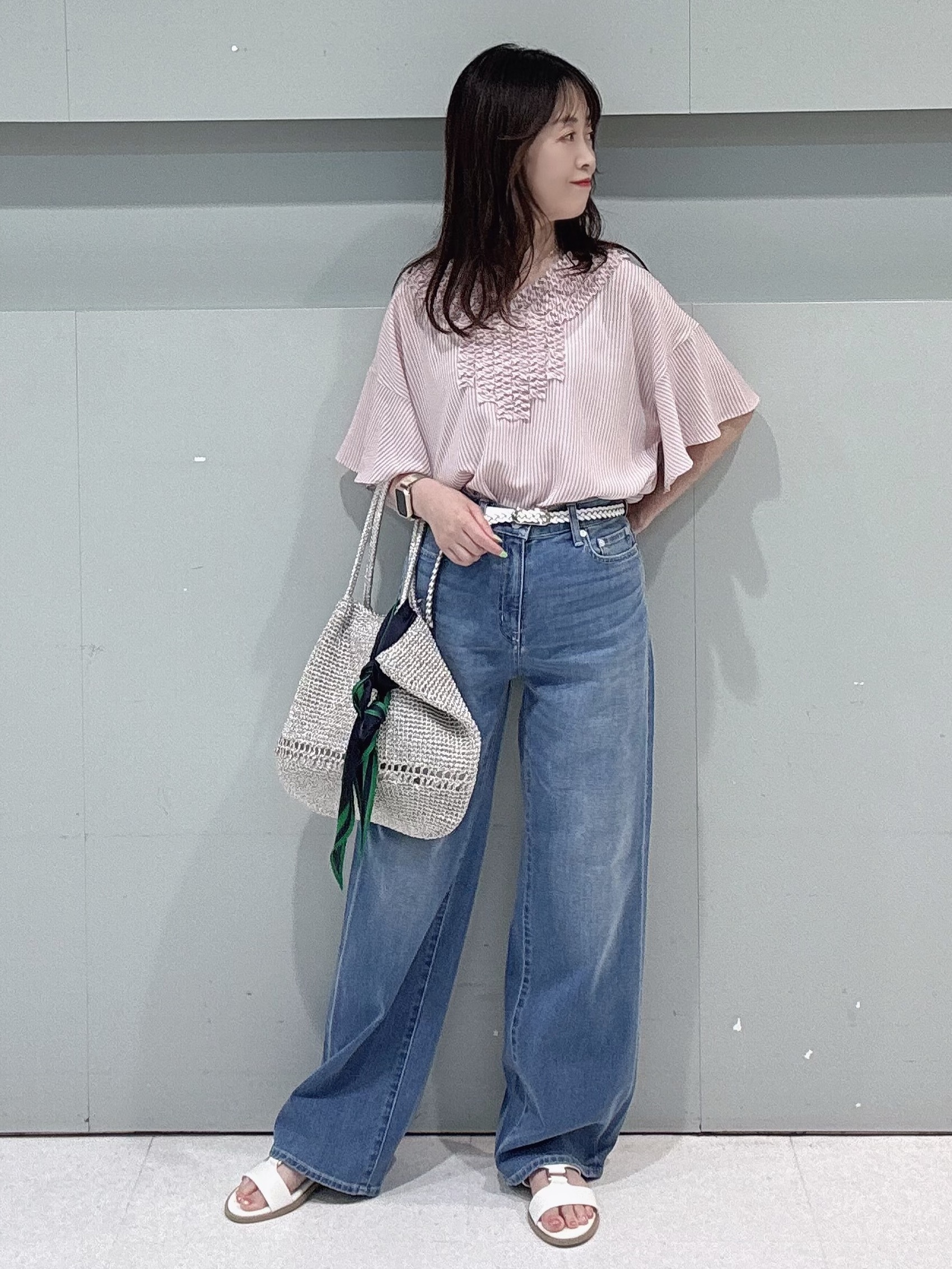 makiさんの「UNTITLED｜【接触冷感/通気性/洗える】Vネックフリルブラウス」を使ったコーディネート