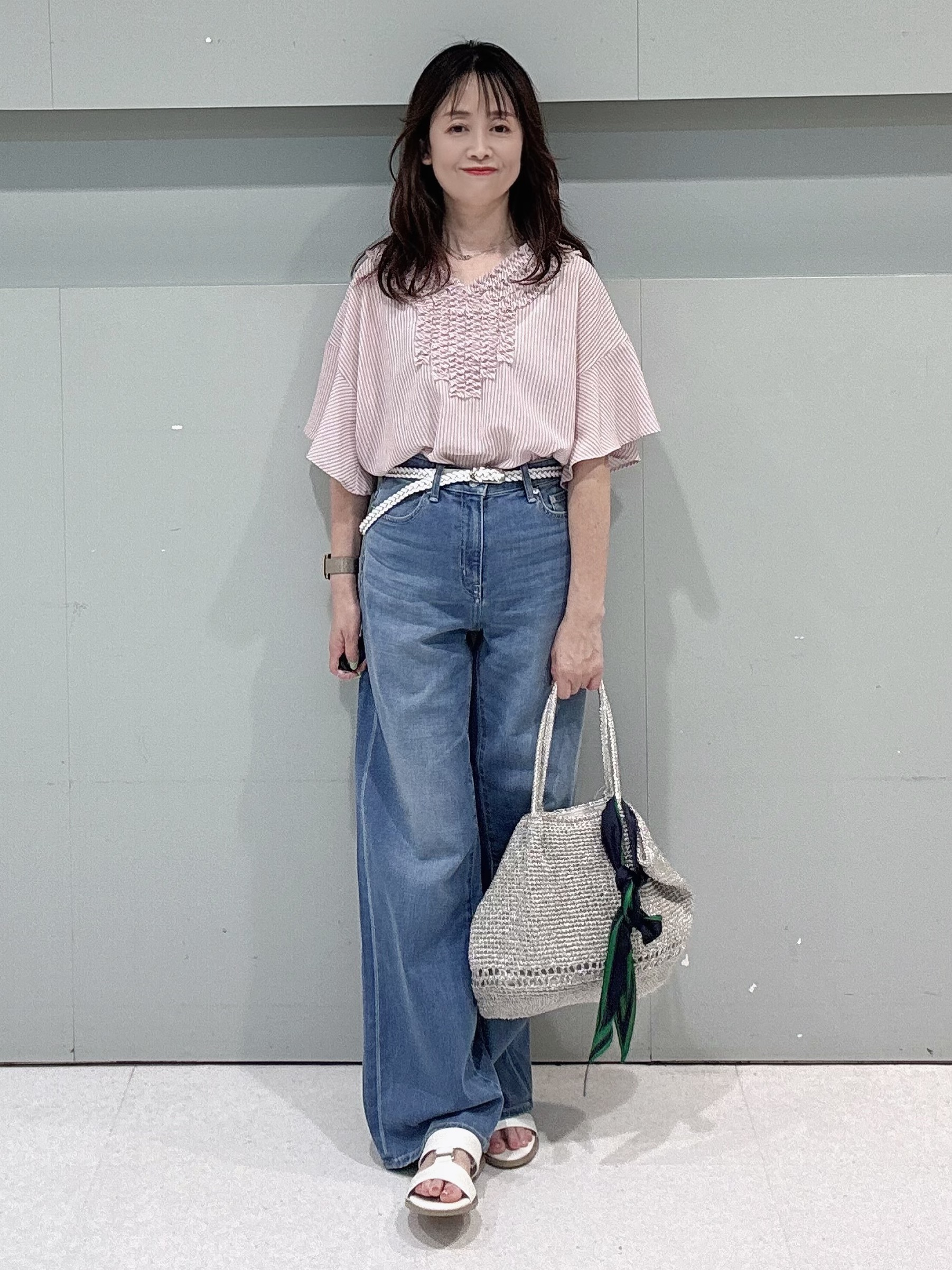 makiさんの「UNTITLED｜【接触冷感/通気性/洗える】Vネックフリルブラウス」を使ったコーディネート