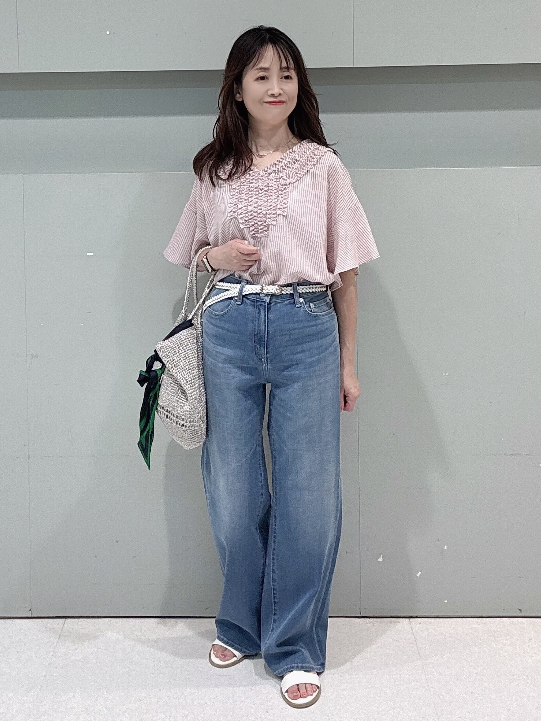 makiさんの「UNTITLED｜【接触冷感/通気性/洗える】Vネックフリルブラウス」を使ったコーディネート