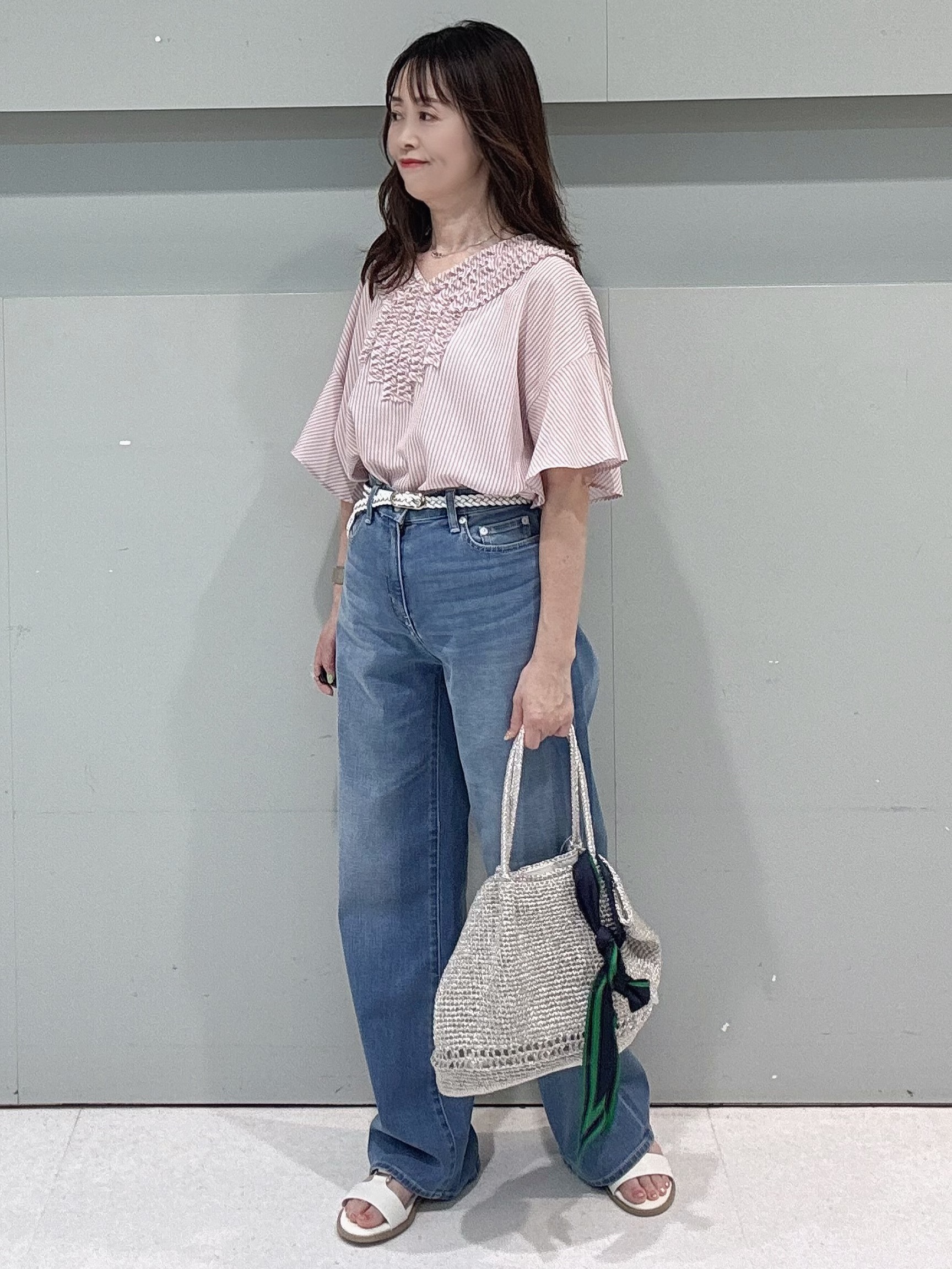 makiさんの「UNTITLED｜【接触冷感/通気性/洗える】Vネックフリルブラウス」を使ったコーディネート