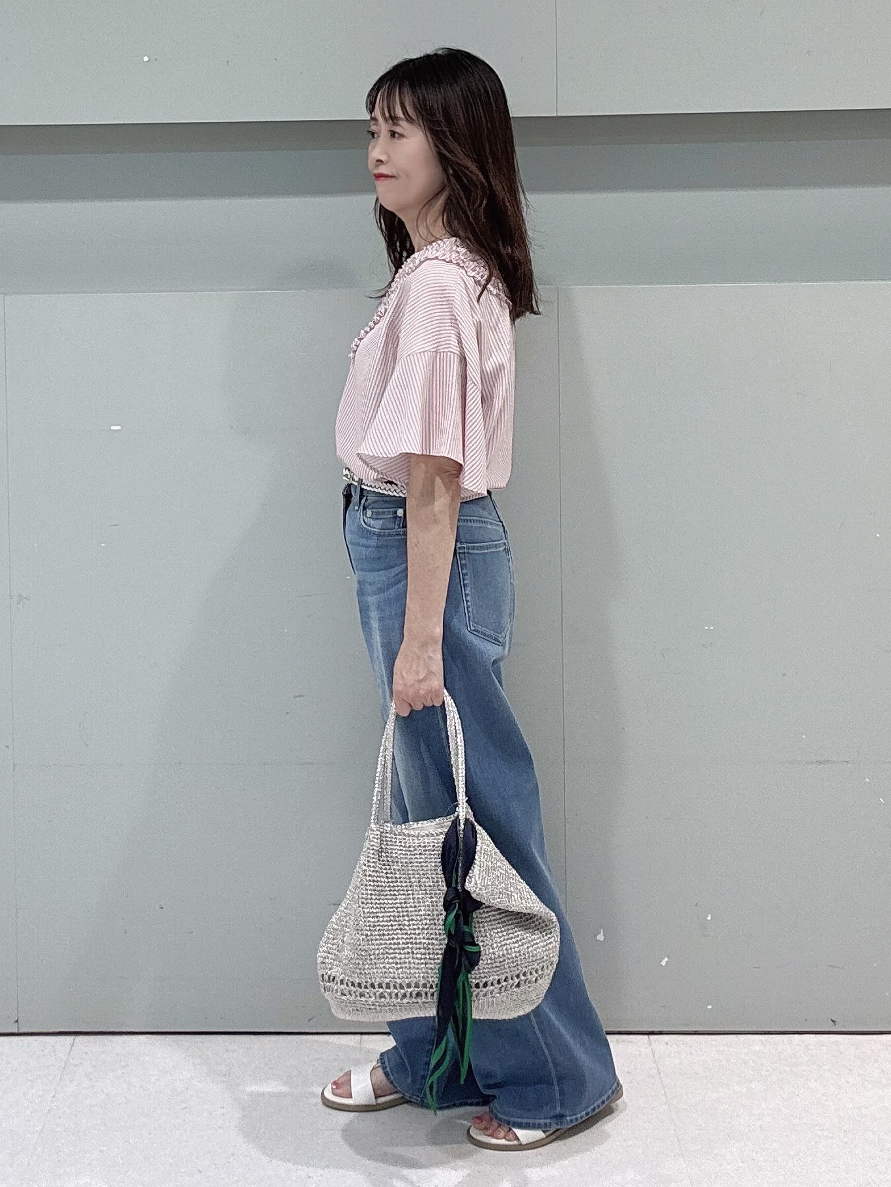 makiさんの「UNTITLED｜【接触冷感/通気性/洗える】Vネックフリルブラウス」を使ったコーディネート
