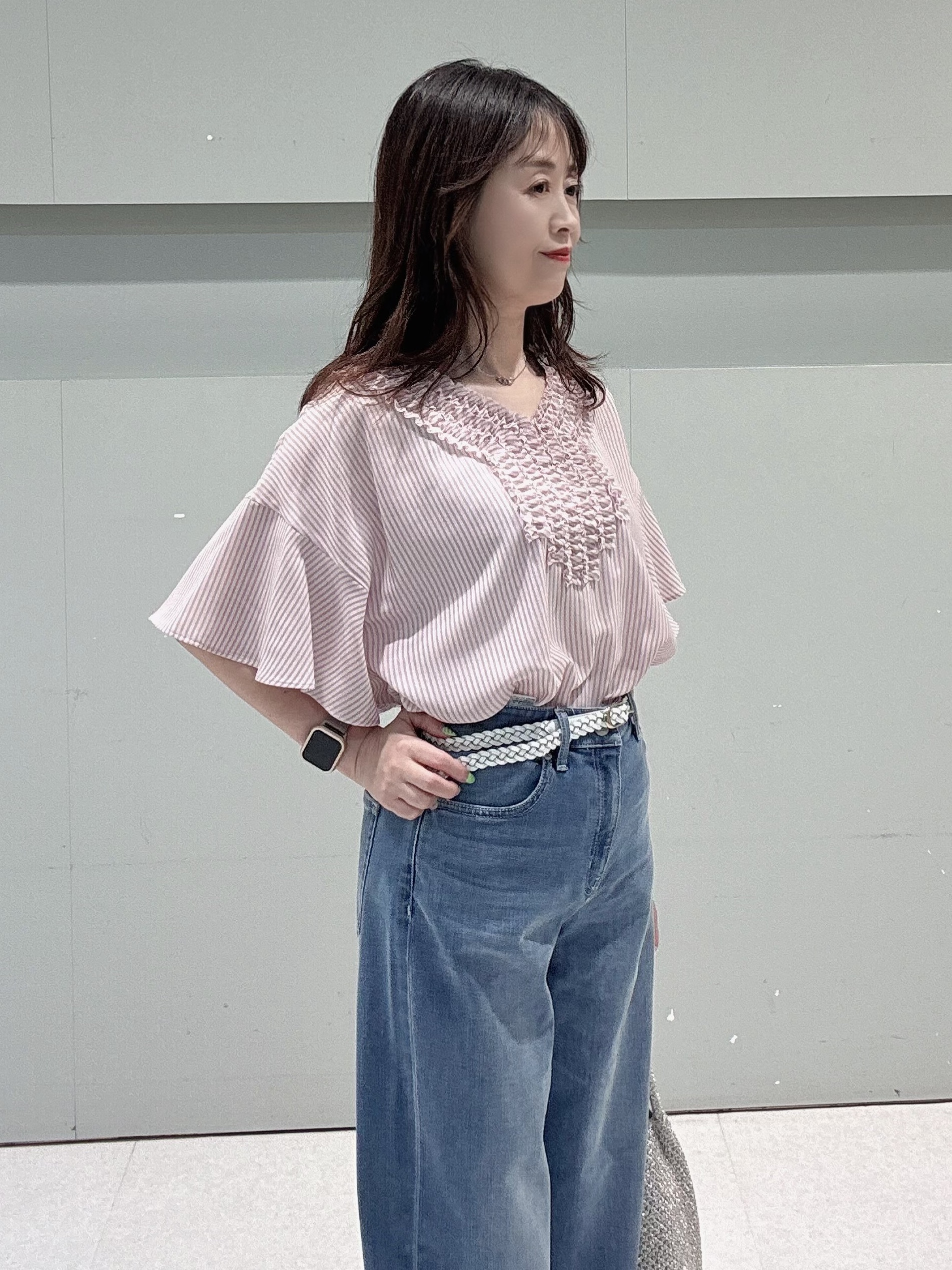 makiさんの「UNTITLED｜【接触冷感/通気性/洗える】Vネックフリルブラウス」を使ったコーディネート