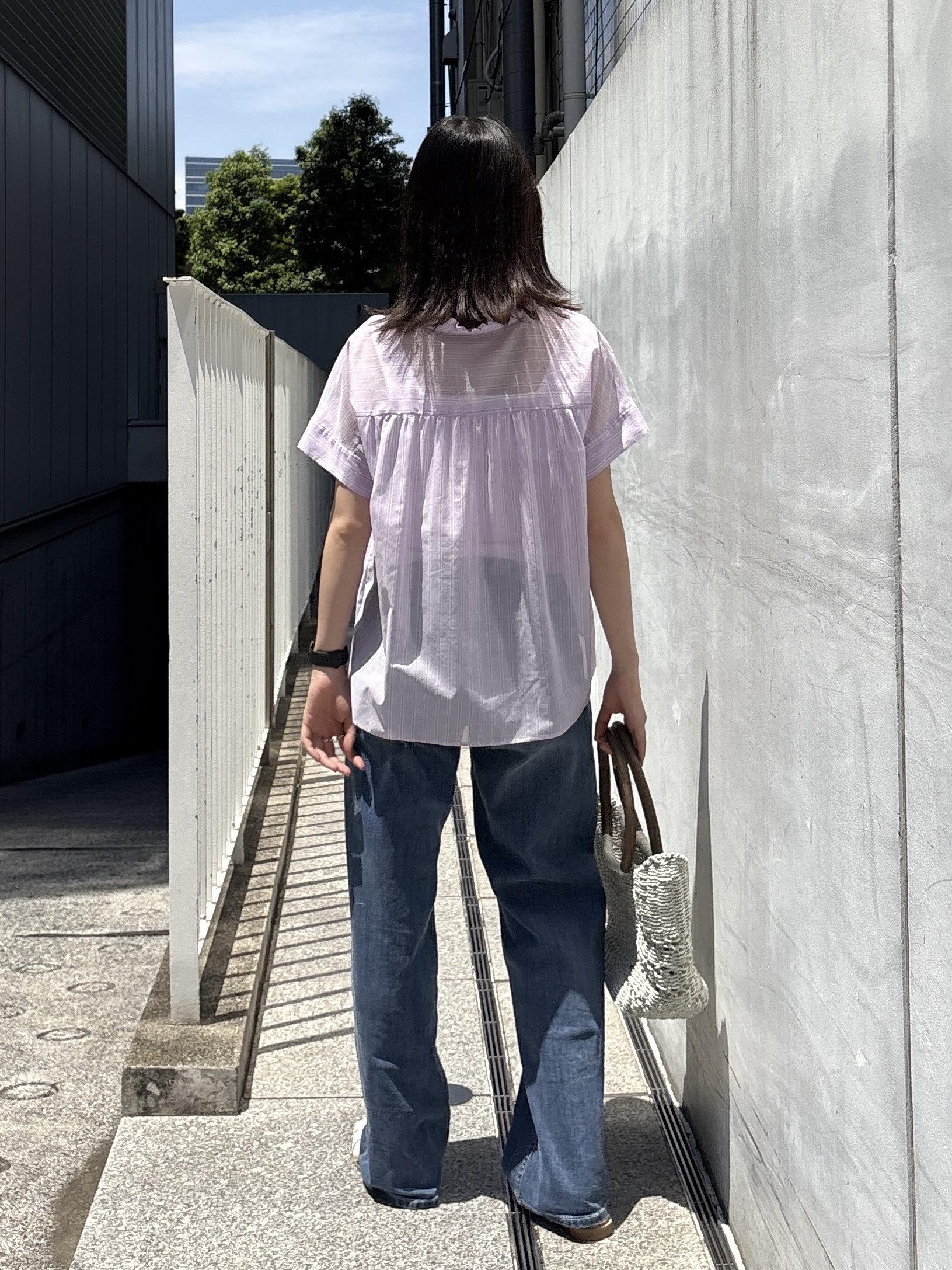 Yoshimiさんの「INDIVI｜【褒められデニム】ワイドストレート デニムパンツ」を使ったコーディネート