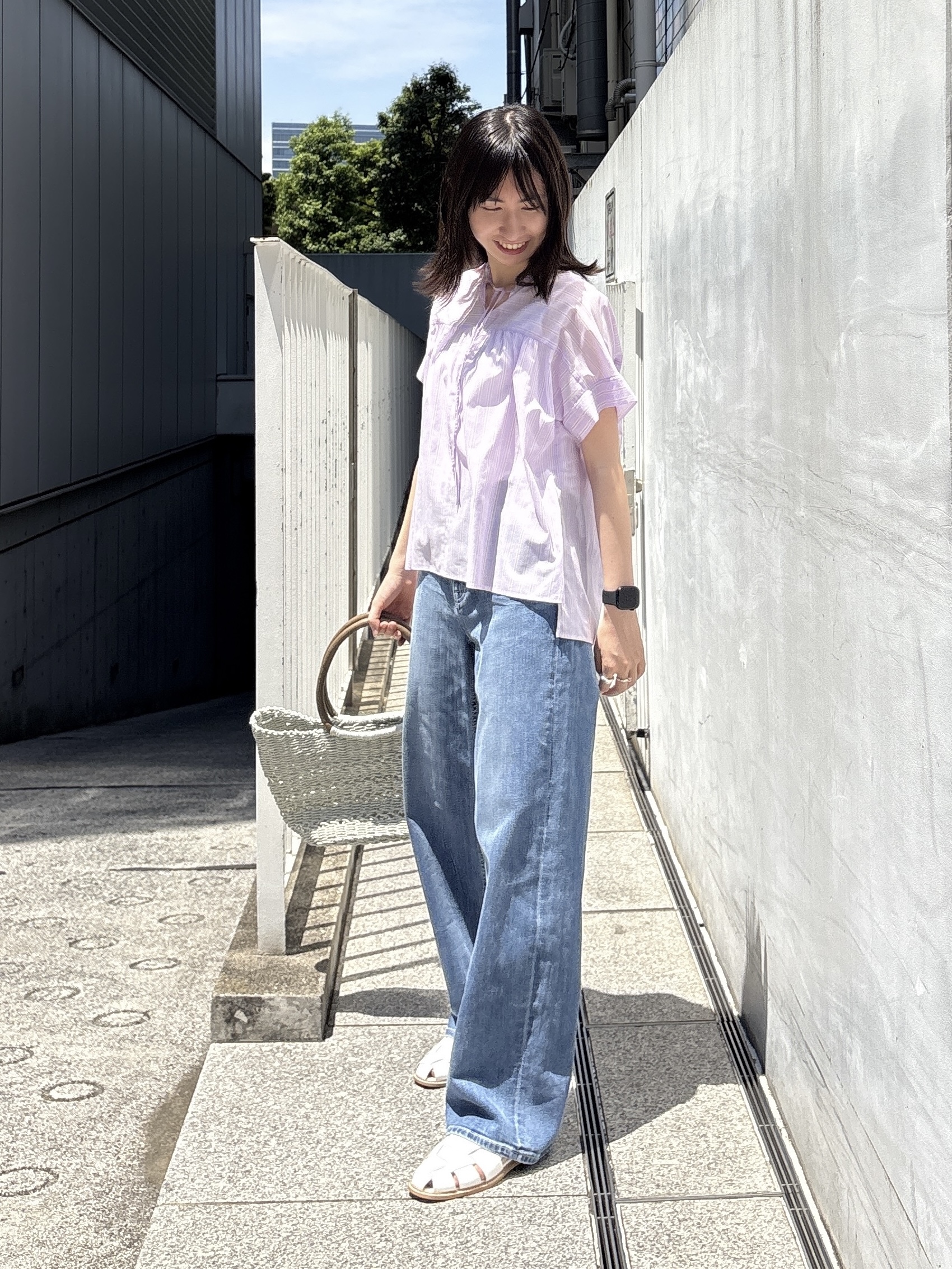 Yoshimiさんの「INDIVI｜【褒められデニム】ワイドストレート デニムパンツ」を使ったコーディネート