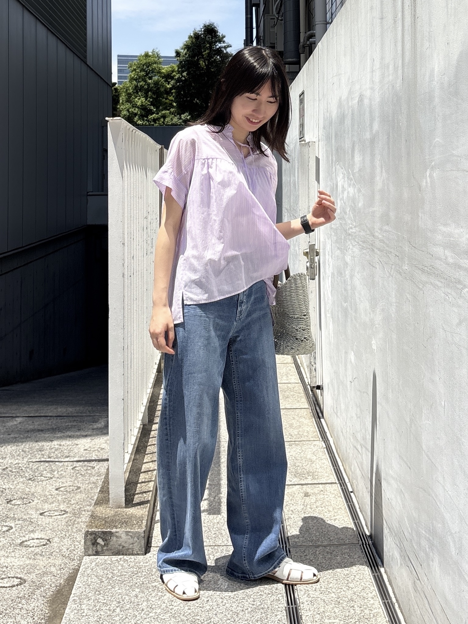 Yoshimiさんの「INDIVI｜【褒められデニム】ワイドストレート デニムパンツ」を使ったコーディネート
