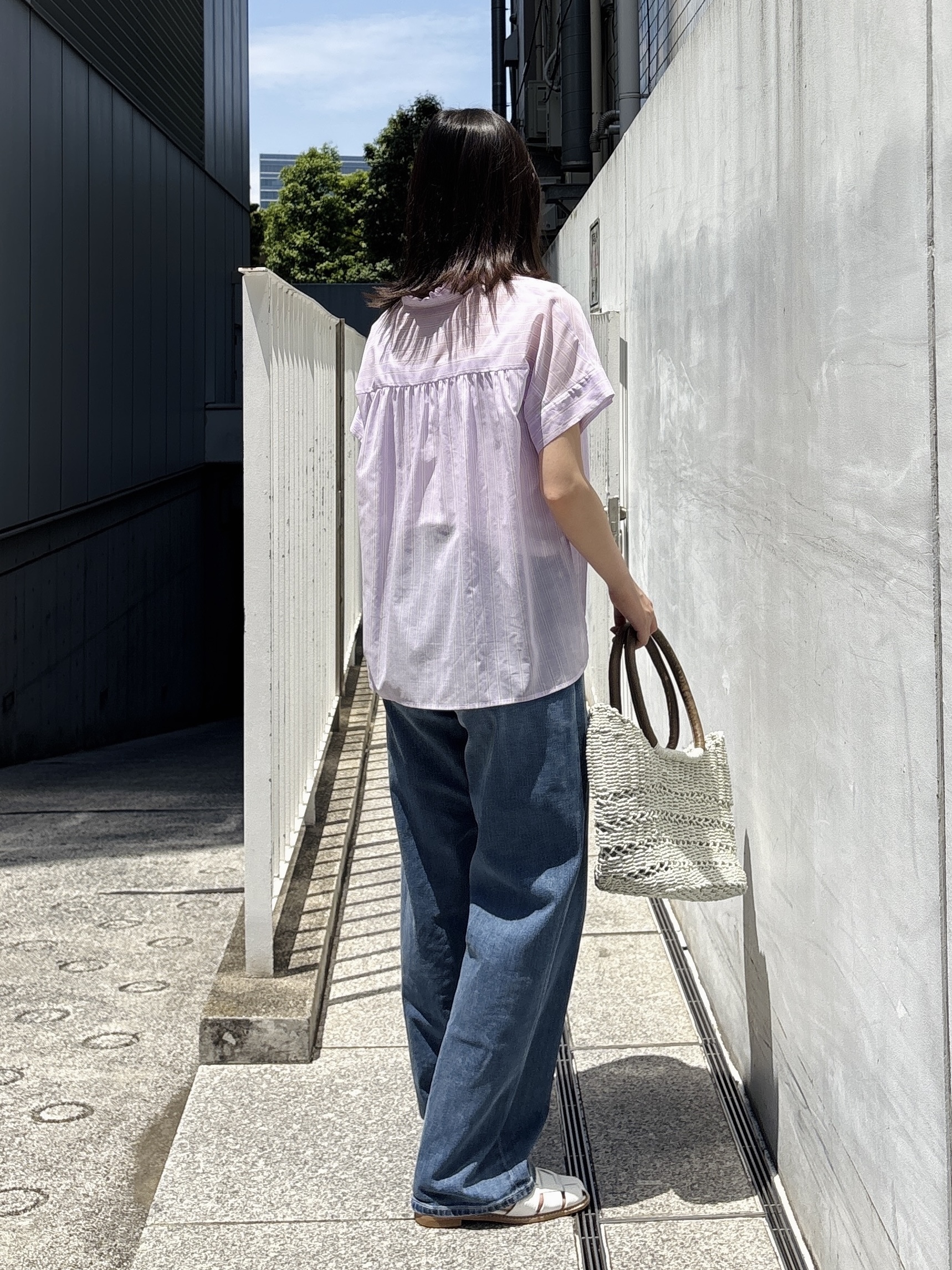 Yoshimiさんの「INDIVI｜【褒められデニム】ワイドストレート デニムパンツ」を使ったコーディネート