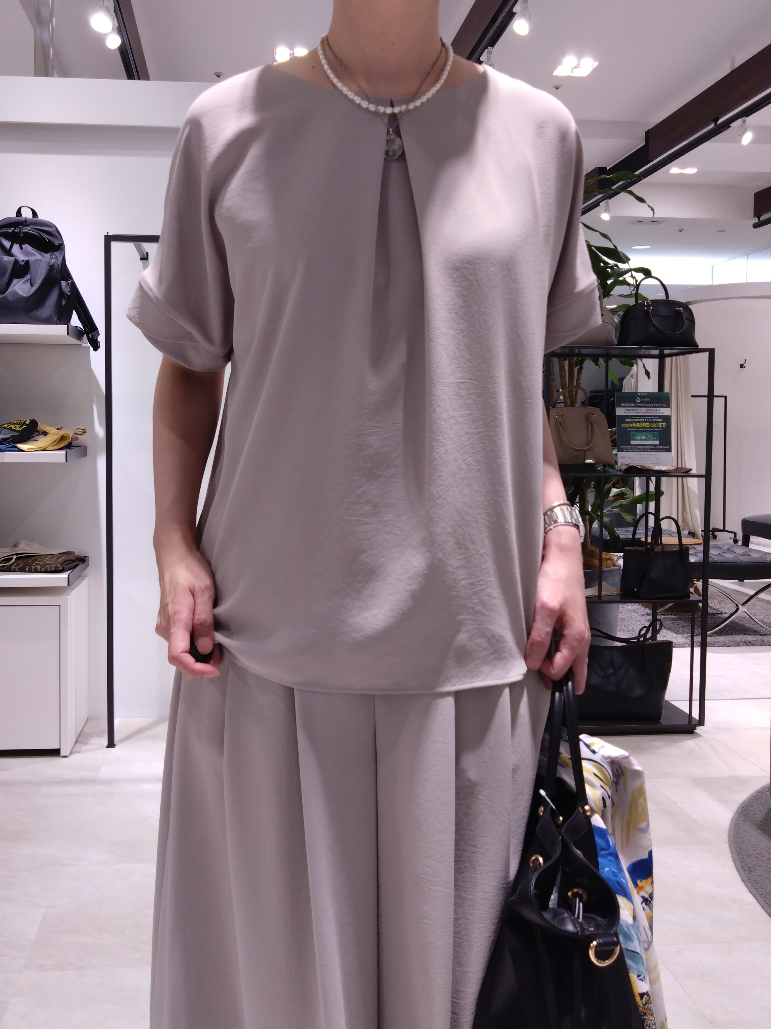 まちこさんの「UNTITLED｜【前後2WAY/はっ水/セットアップ可】リラクシーフレンチスリーブブラウス」を使ったコーディネート
