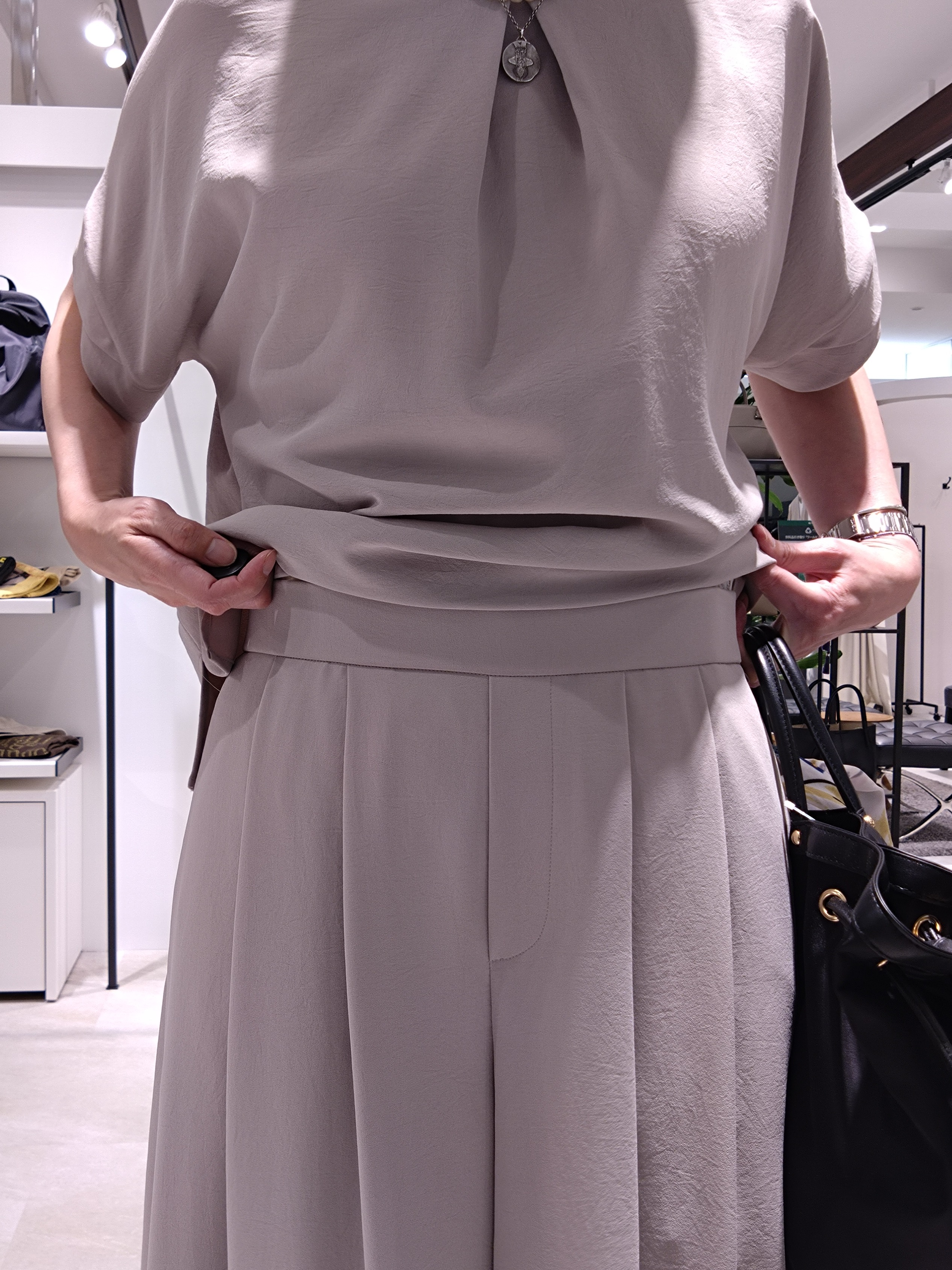 まちこさんの「UNTITLED｜【前後2WAY/はっ水/セットアップ可】リラクシーフレンチスリーブブラウス」を使ったコーディネート