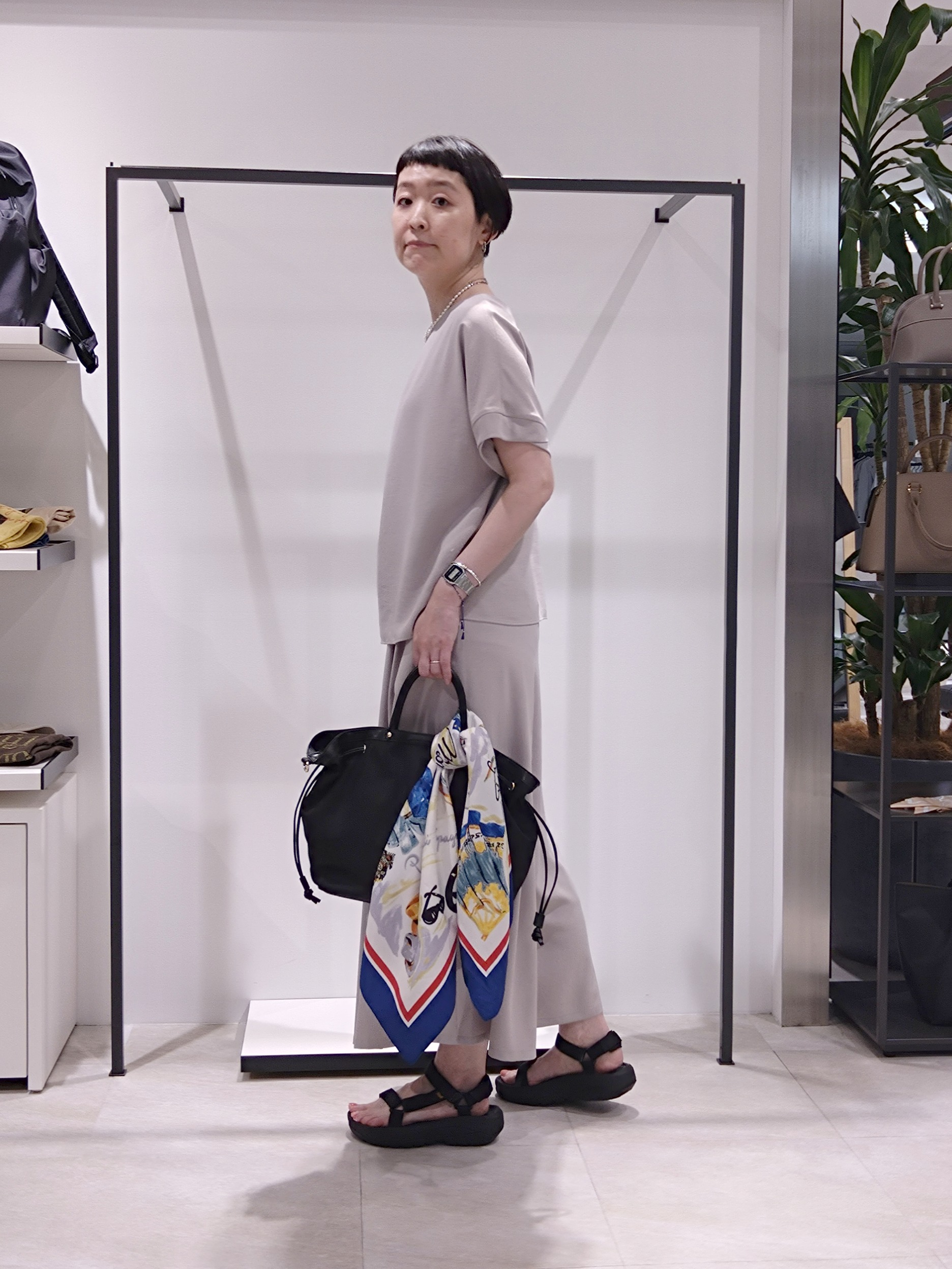 まちこさんの「UNTITLED｜【前後2WAY/はっ水/セットアップ可】リラクシーフレンチスリーブブラウス」を使ったコーディネート