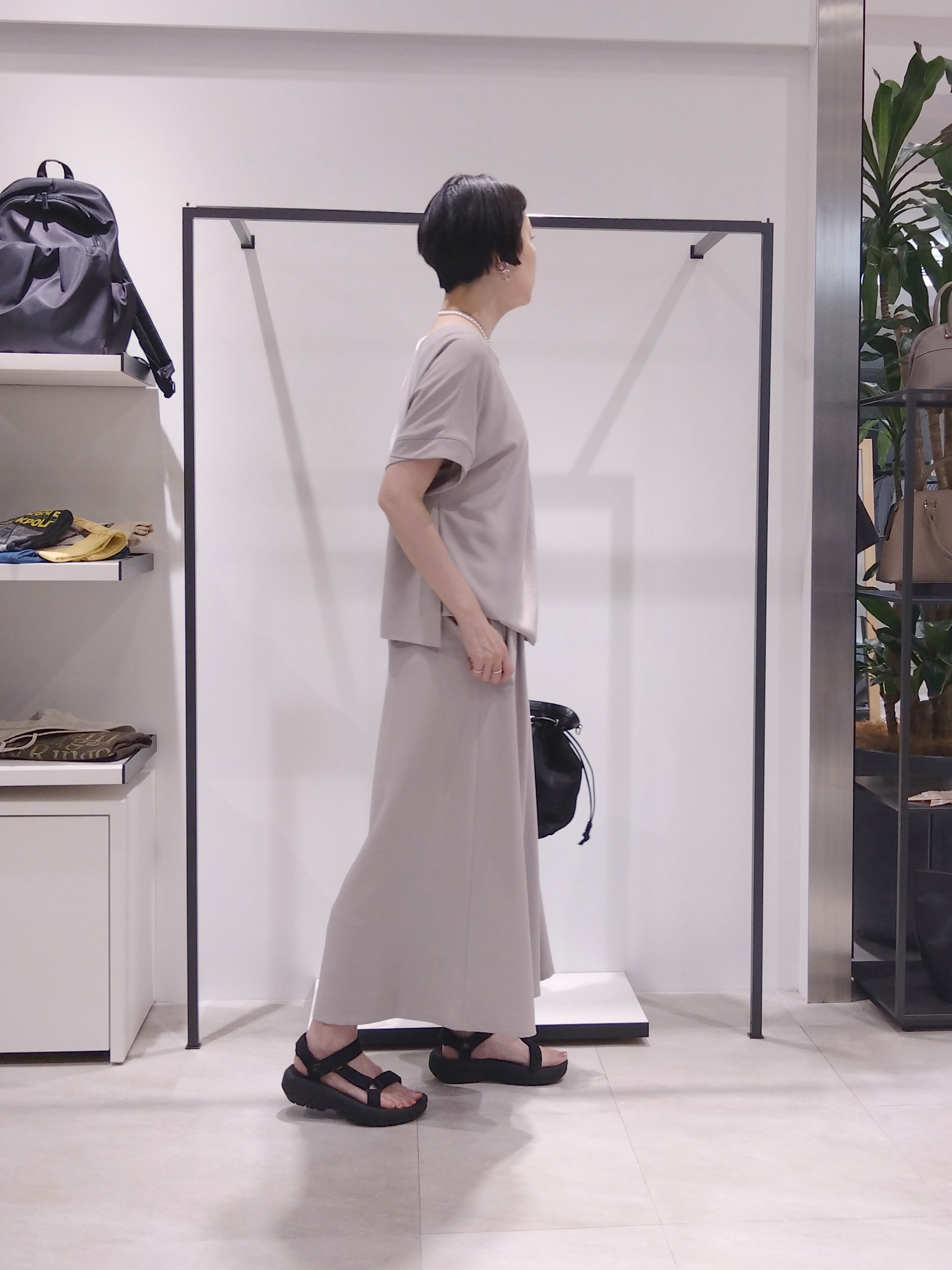まちこさんの「UNTITLED｜【前後2WAY/はっ水/セットアップ可】リラクシーフレンチスリーブブラウス」を使ったコーディネート