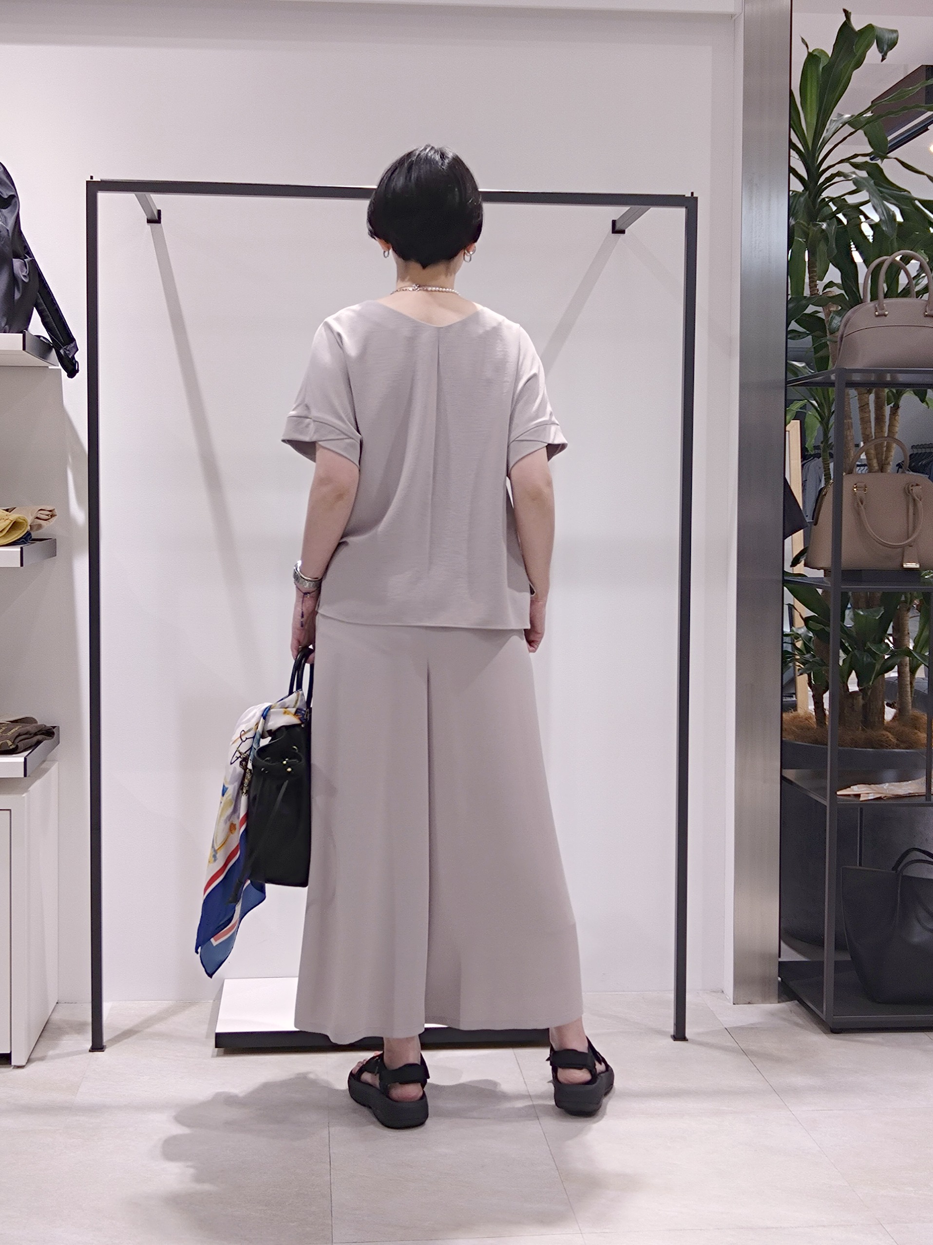まちこさんの「UNTITLED｜【前後2WAY/はっ水/セットアップ可】リラクシーフレンチスリーブブラウス」を使ったコーディネート