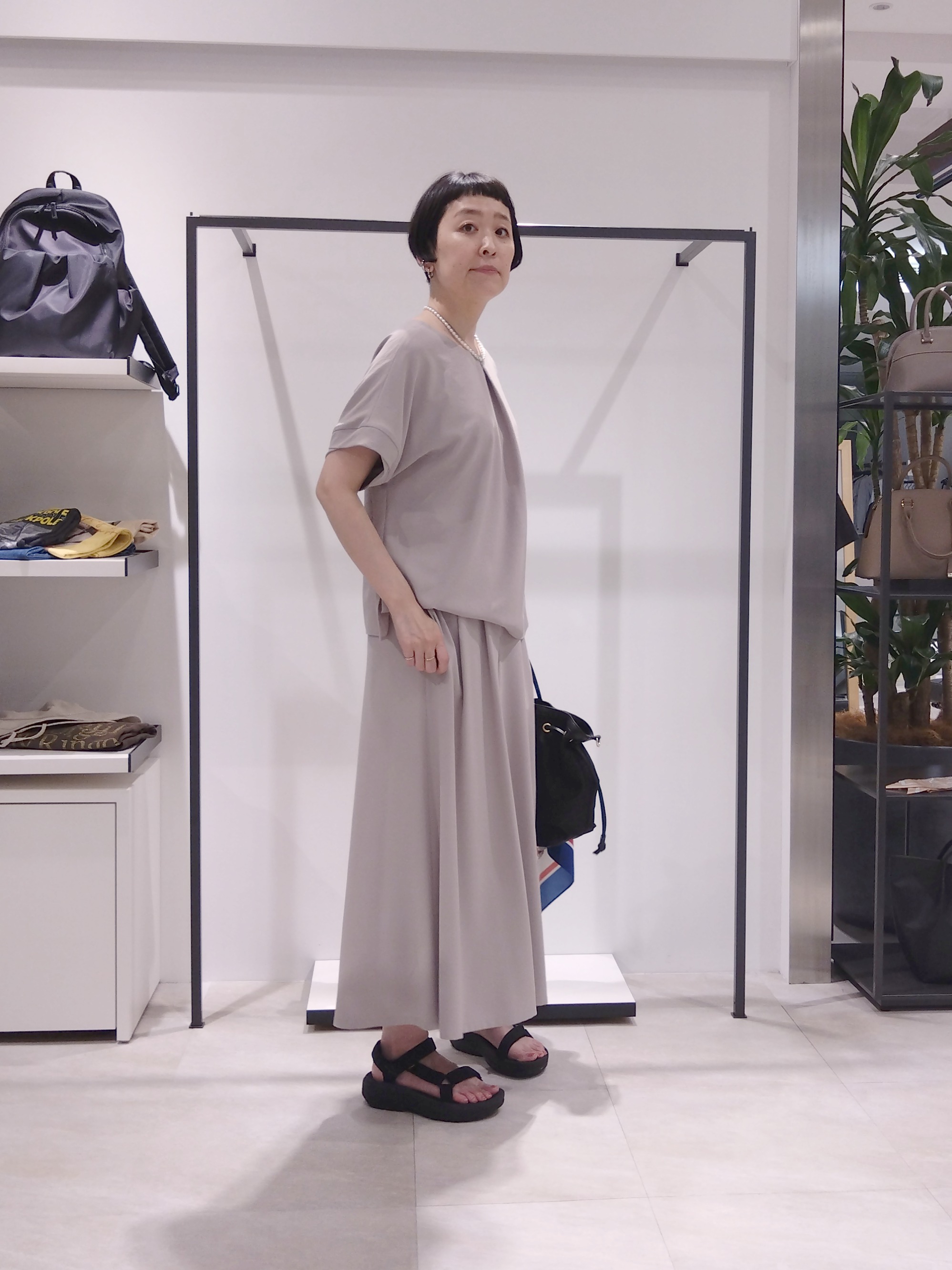 まちこさんの「UNTITLED｜【前後2WAY/はっ水/セットアップ可】リラクシーフレンチスリーブブラウス」を使ったコーディネート