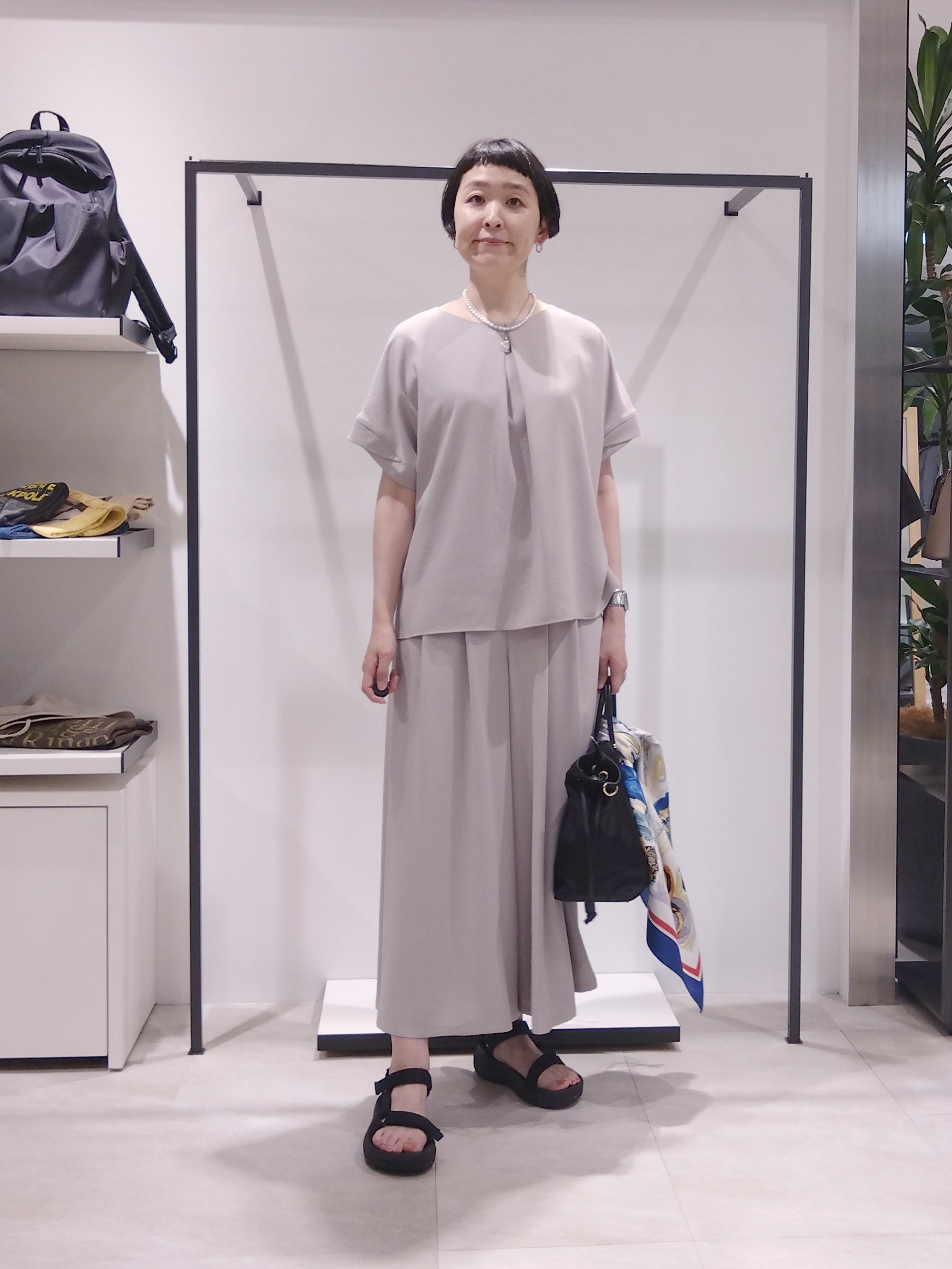 まちこさんの「UNTITLED｜【前後2WAY/はっ水/セットアップ可】リラクシーフレンチスリーブブラウス」を使ったコーディネート