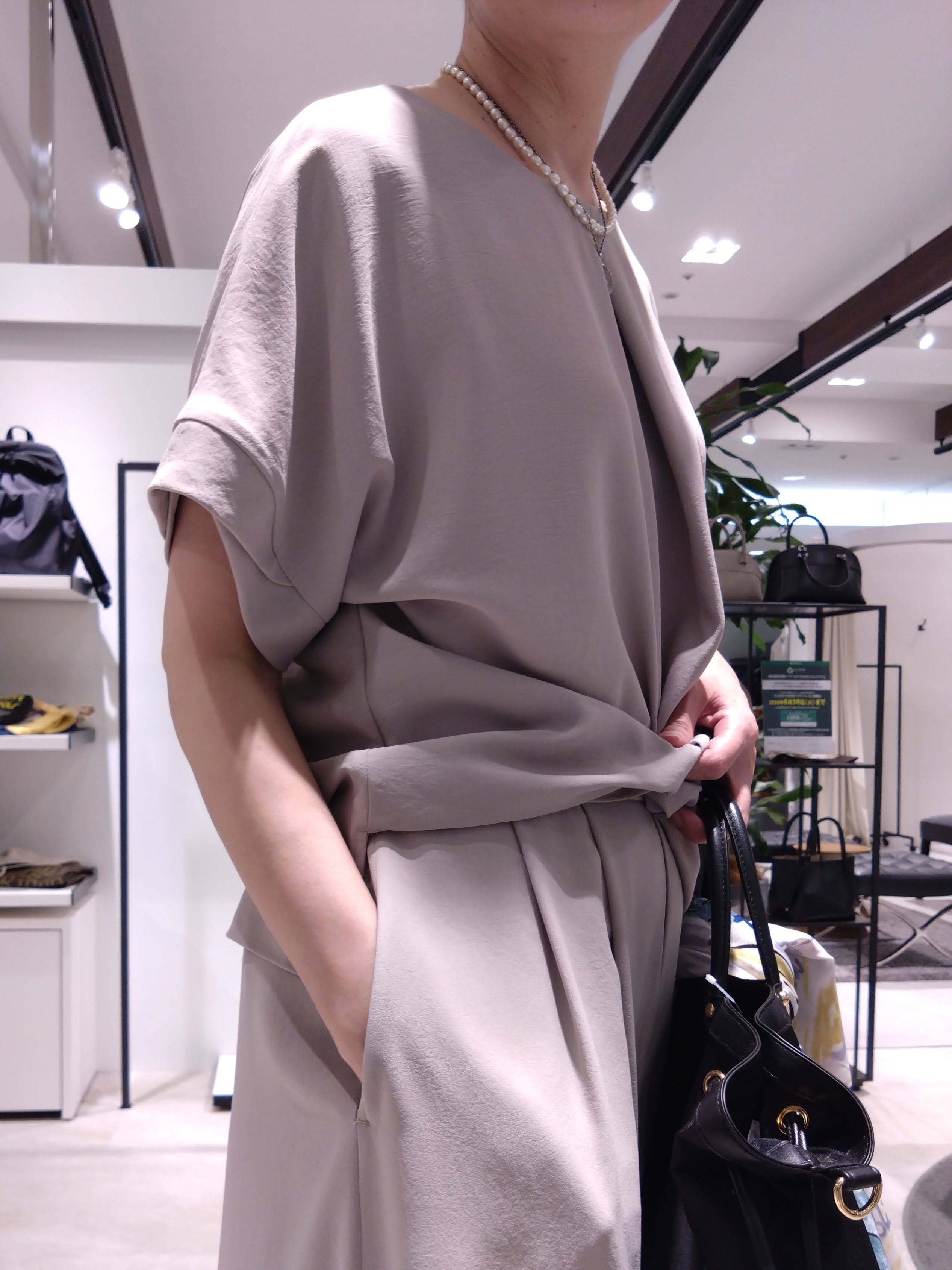 まちこさんの「UNTITLED｜【前後2WAY/はっ水/セットアップ可】リラクシーフレンチスリーブブラウス」を使ったコーディネート