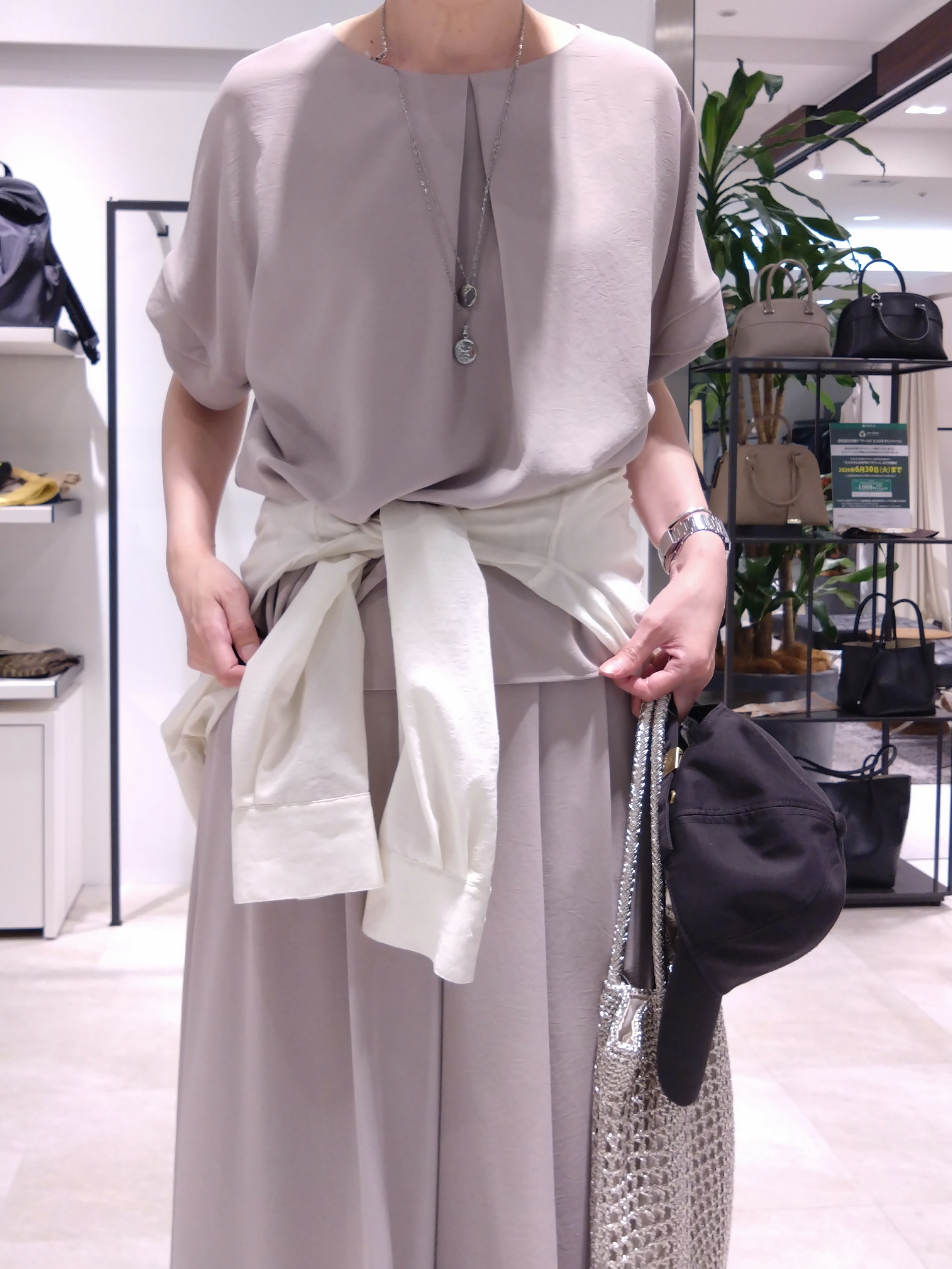 まちこさんの「UNTITLED｜【前後2WAY/はっ水/セットアップ可】リラクシーフレンチスリーブブラウス」を使ったコーディネート