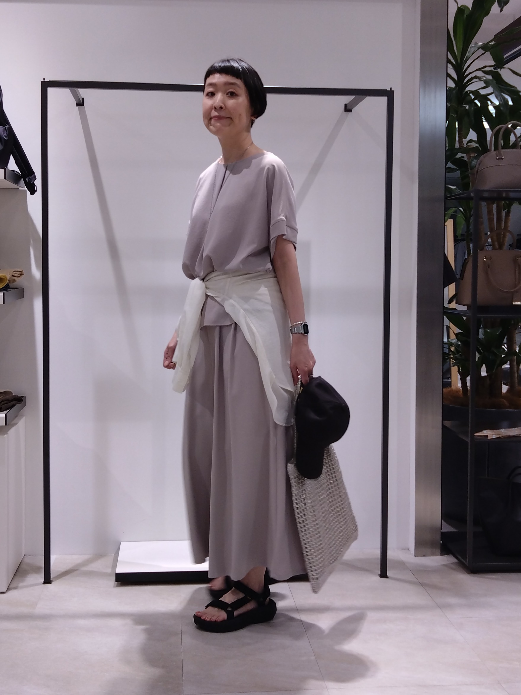まちこさんの「UNTITLED｜【前後2WAY/はっ水/セットアップ可】リラクシーフレンチスリーブブラウス」を使ったコーディネート