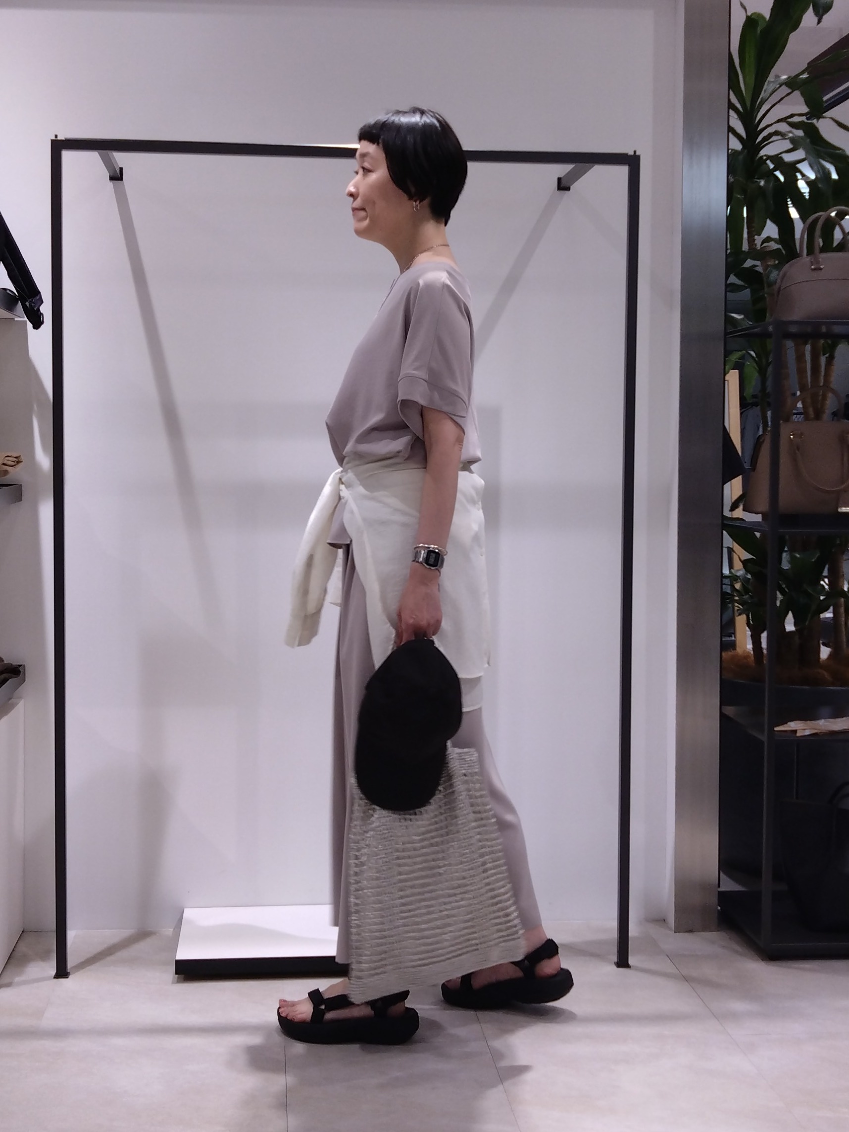 まちこさんの「UNTITLED｜【前後2WAY/はっ水/セットアップ可】リラクシーフレンチスリーブブラウス」を使ったコーディネート