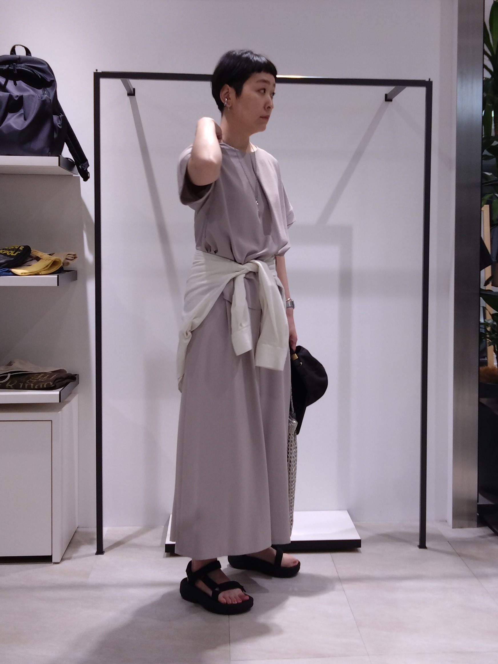 まちこさんの「UNTITLED｜【前後2WAY/はっ水/セットアップ可】リラクシーフレンチスリーブブラウス」を使ったコーディネート