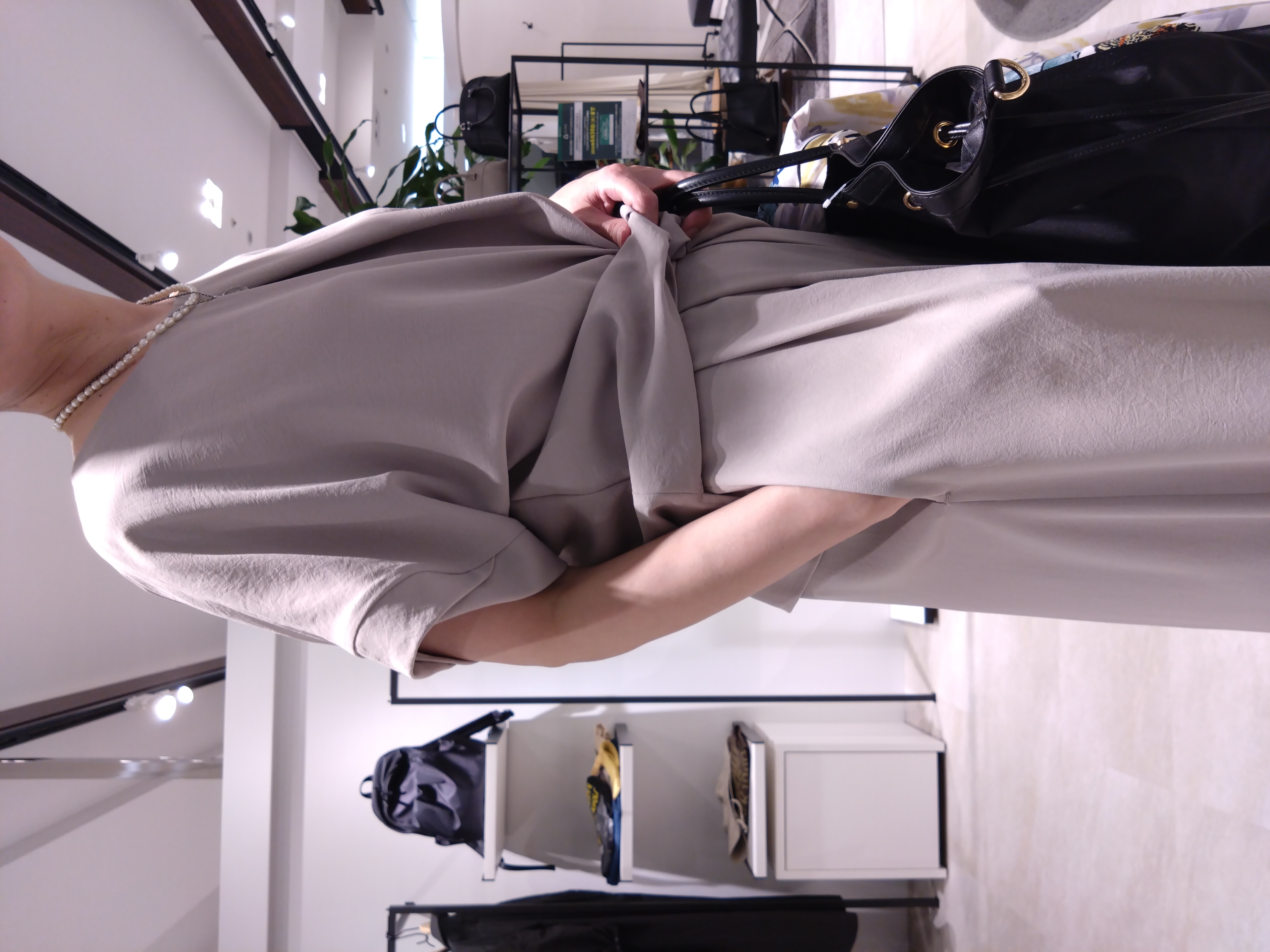 まちこさんの「UNTITLED｜【前後2WAY/はっ水/セットアップ可】リラクシーフレンチスリーブブラウス」を使ったコーディネート