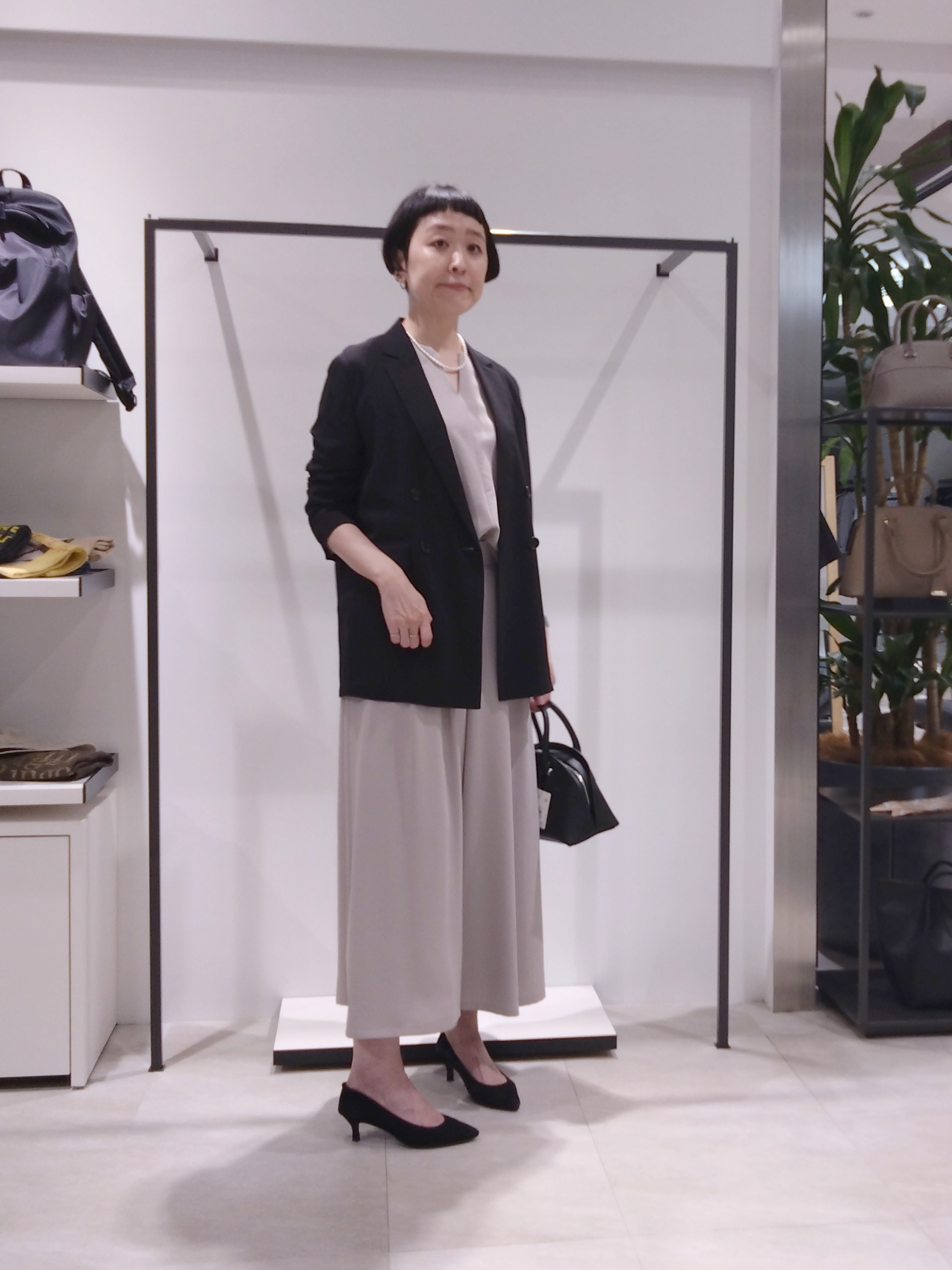 まちこさんの「UNTITLED｜【UV/接触冷感/セットアップ可】リラクシーキーVネックブラウス」を使ったコーディネート