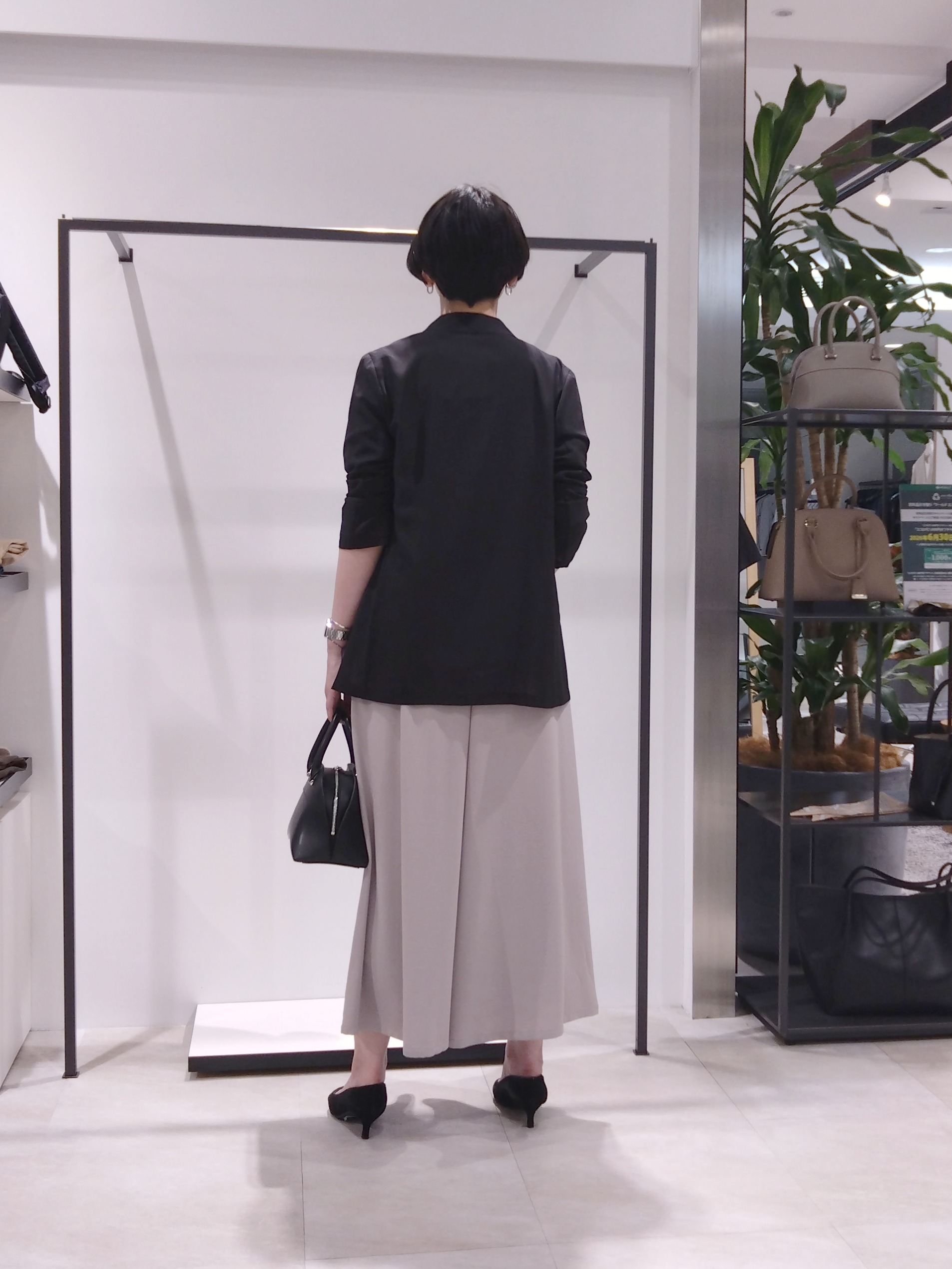 まちこさんの「UNTITLED｜【UV/接触冷感/セットアップ可】リラクシーキーVネックブラウス」を使ったコーディネート