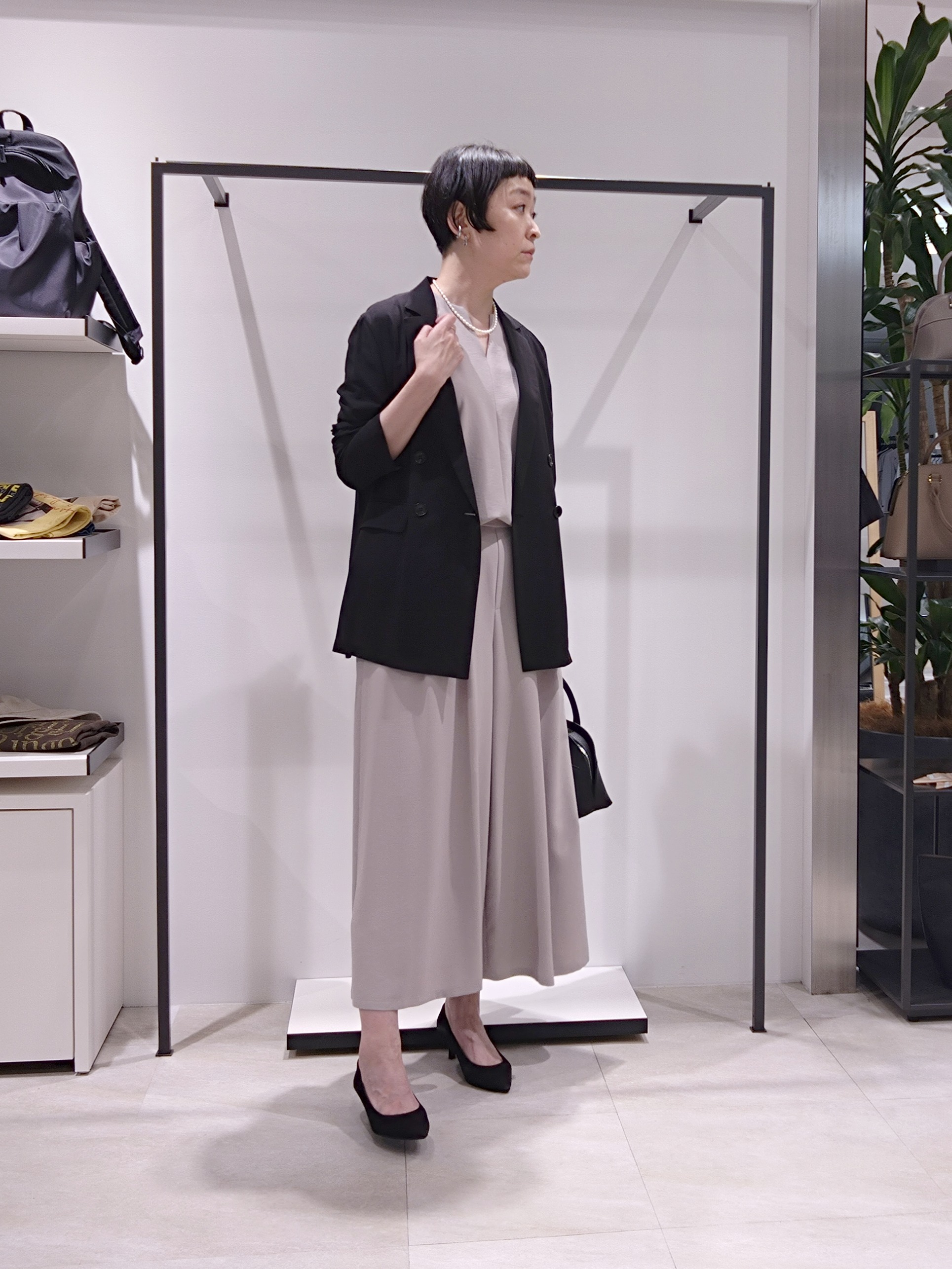 まちこさんの「UNTITLED｜【UV/接触冷感/セットアップ可】リラクシーキーVネックブラウス」を使ったコーディネート