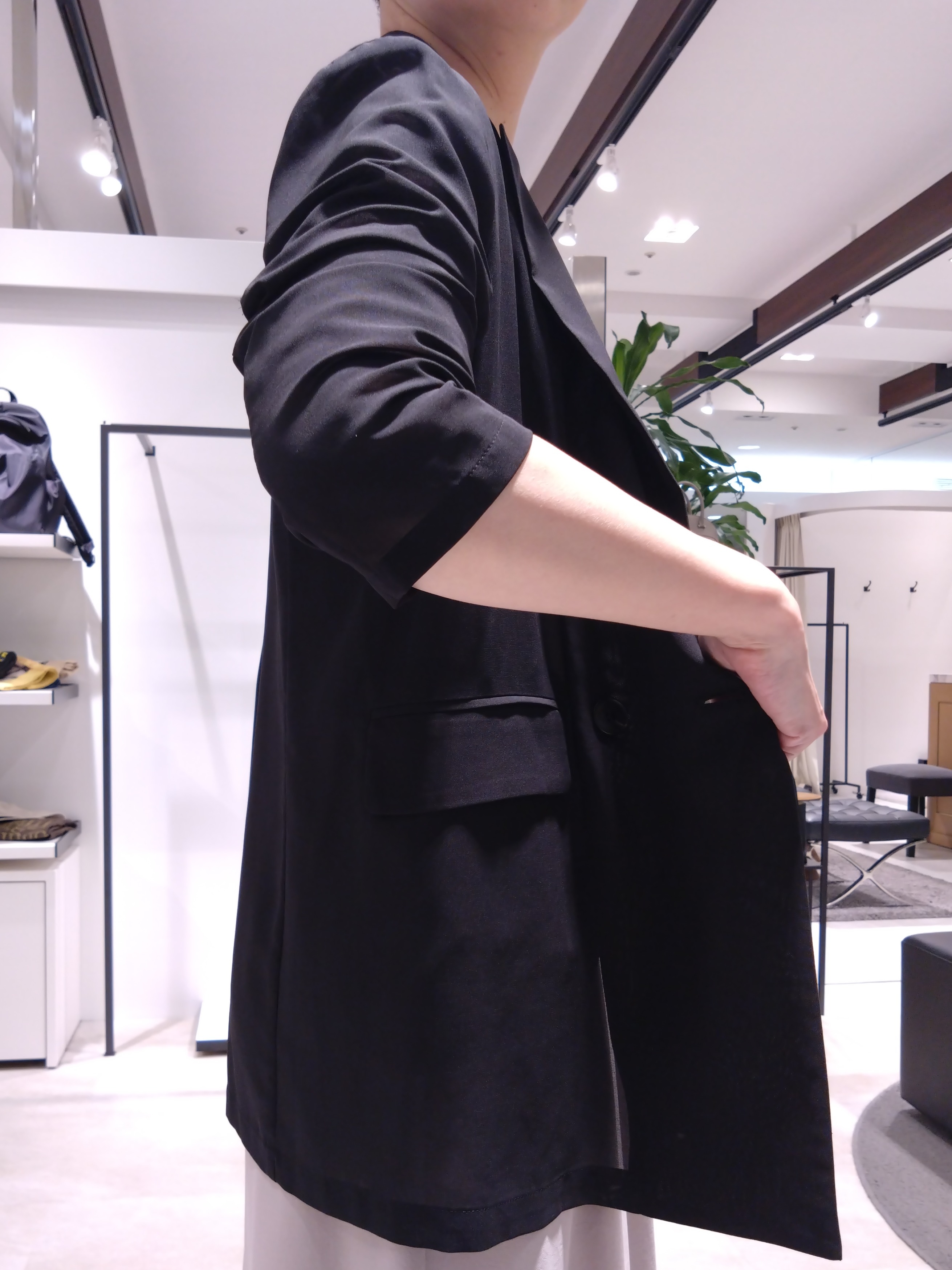 まちこさんの「UNTITLED｜【UV/接触冷感/セットアップ可】リラクシーキーVネックブラウス」を使ったコーディネート