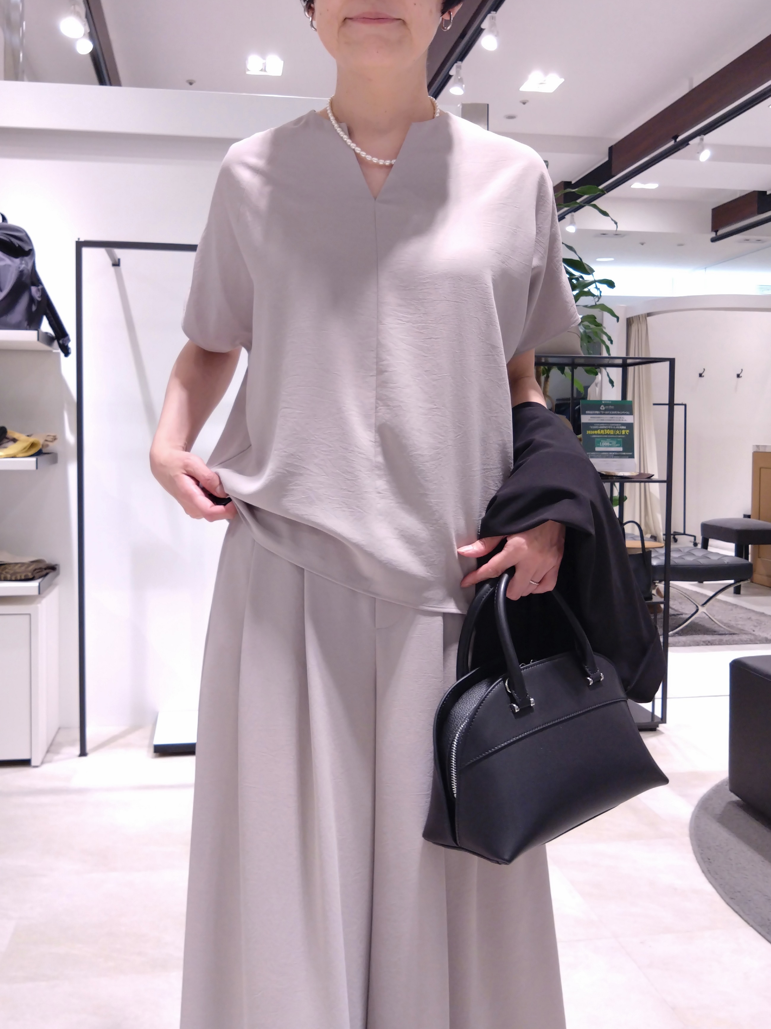 まちこさんの「UNTITLED｜【UV/接触冷感/セットアップ可】リラクシーキーVネックブラウス」を使ったコーディネート