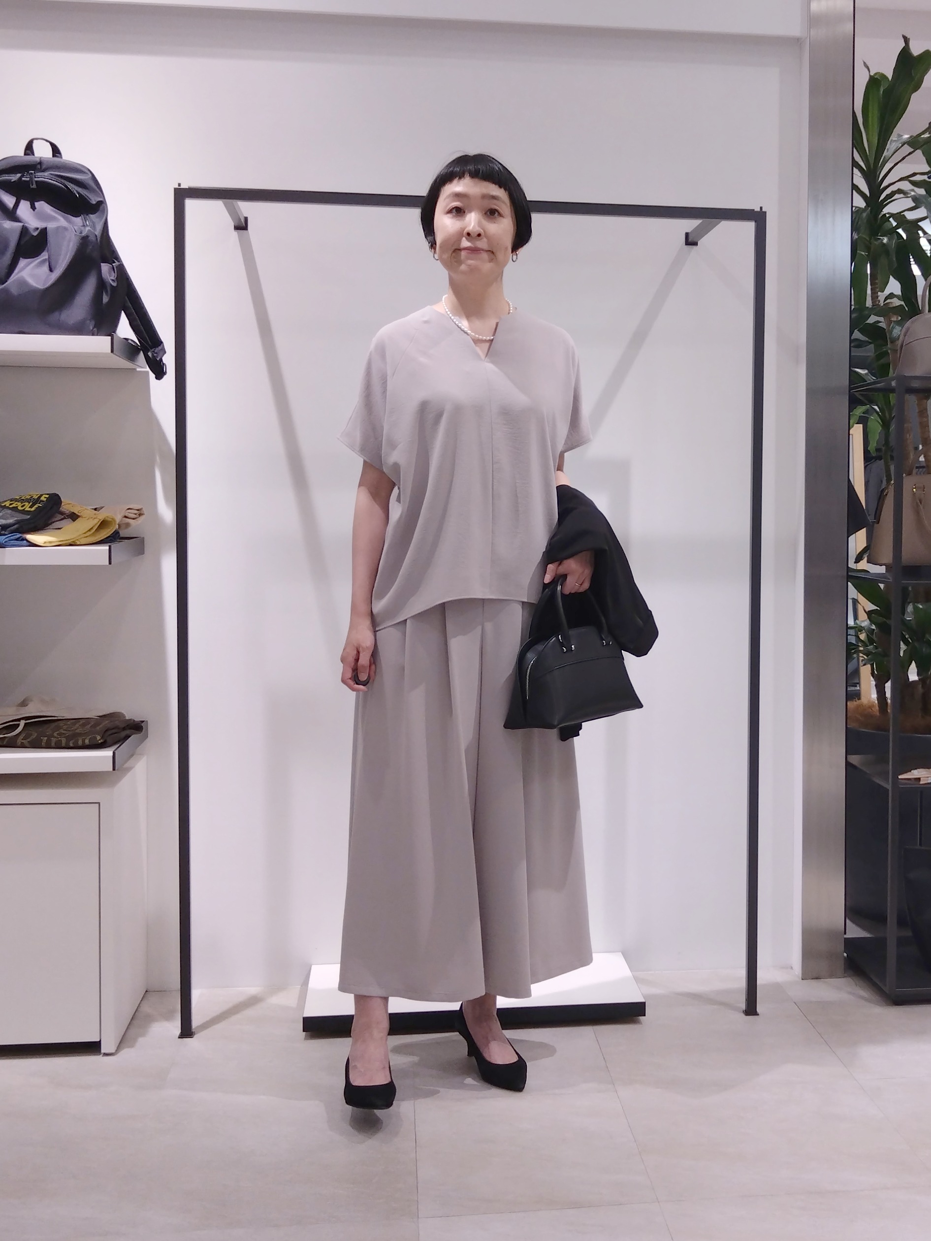 まちこさんの「UNTITLED｜【UV/接触冷感/セットアップ可】リラクシーキーVネックブラウス」を使ったコーディネート