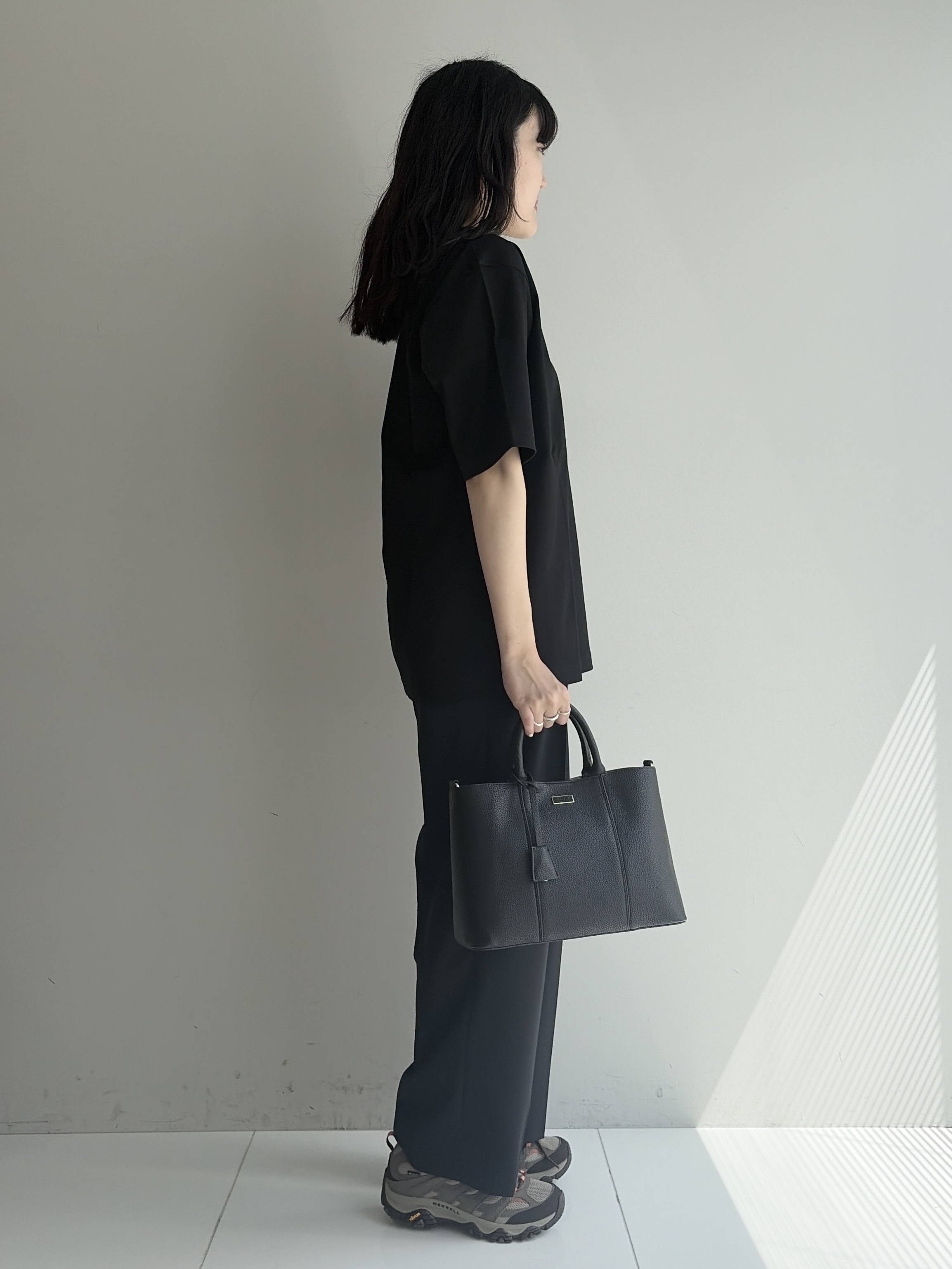 Akutagawaさんの「TAKEO KIKUCHI｜【BOWLER HAT LABEL】TWギャバジン ワイドイージースラックス」を使ったコーディネート