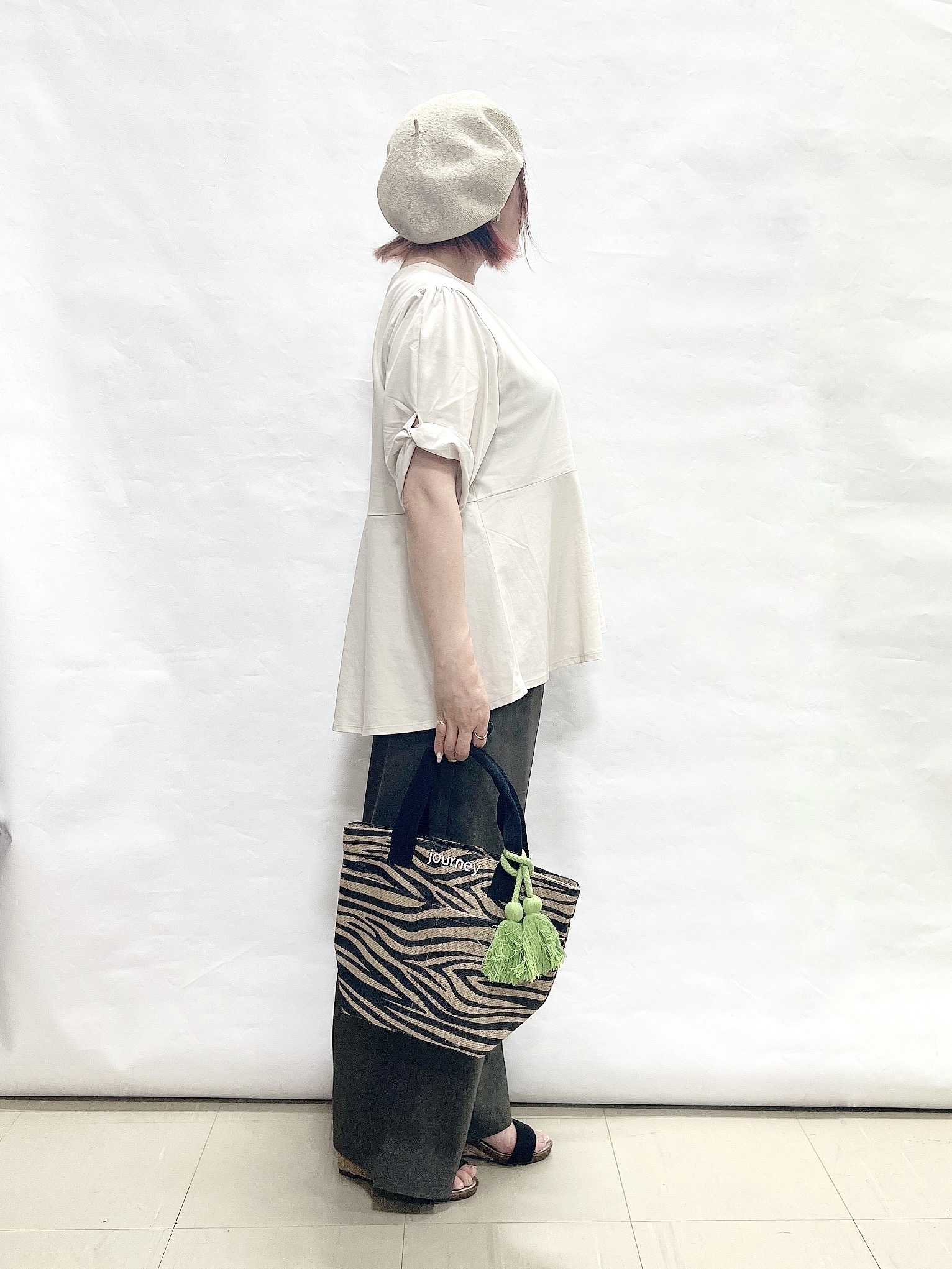 YUIさんの「SHOO･LA･RUE｜【ひんやり/S-LL/洗濯機可】切り替えラインでスタイルアップ お袖ねじり ペプラムトップス」を使ったコーディネート