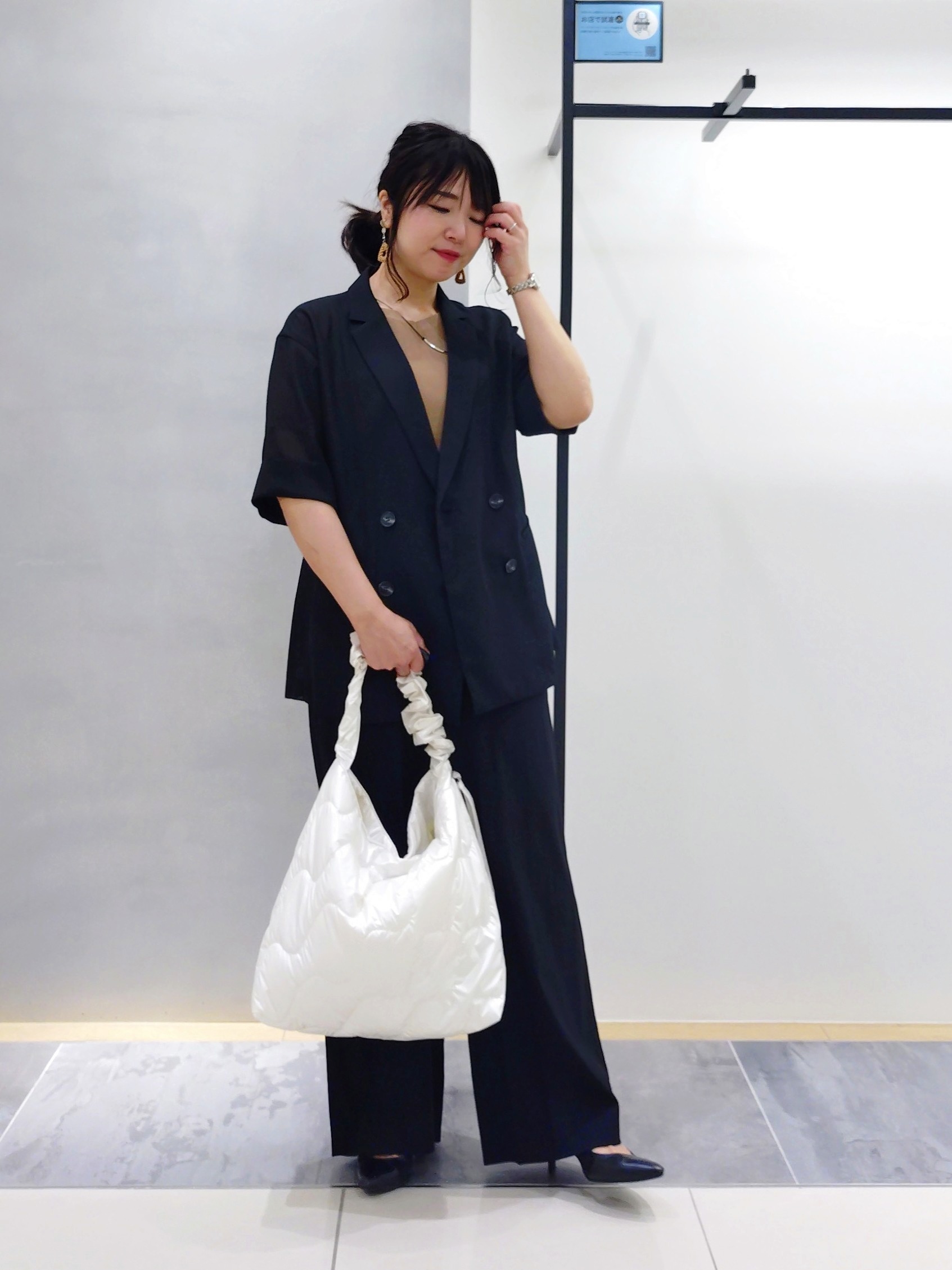 TOMOMIさんの「INDIVI｜【褒められパンツ／洗える／ウエストゴム】ワイドタックパンツ」を使ったコーディネート