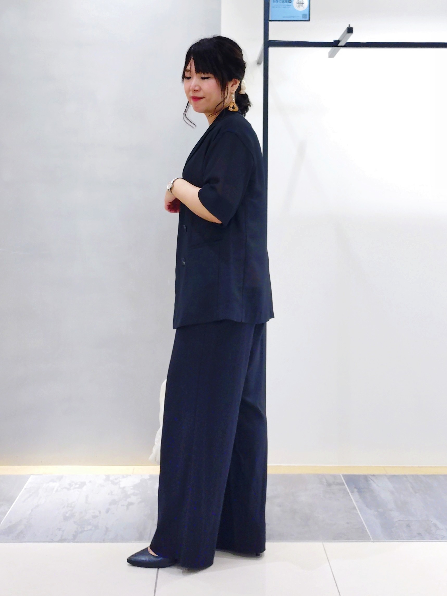 TOMOMIさんの「INDIVI｜【褒められパンツ／洗える／ウエストゴム】ワイドタックパンツ」を使ったコーディネート