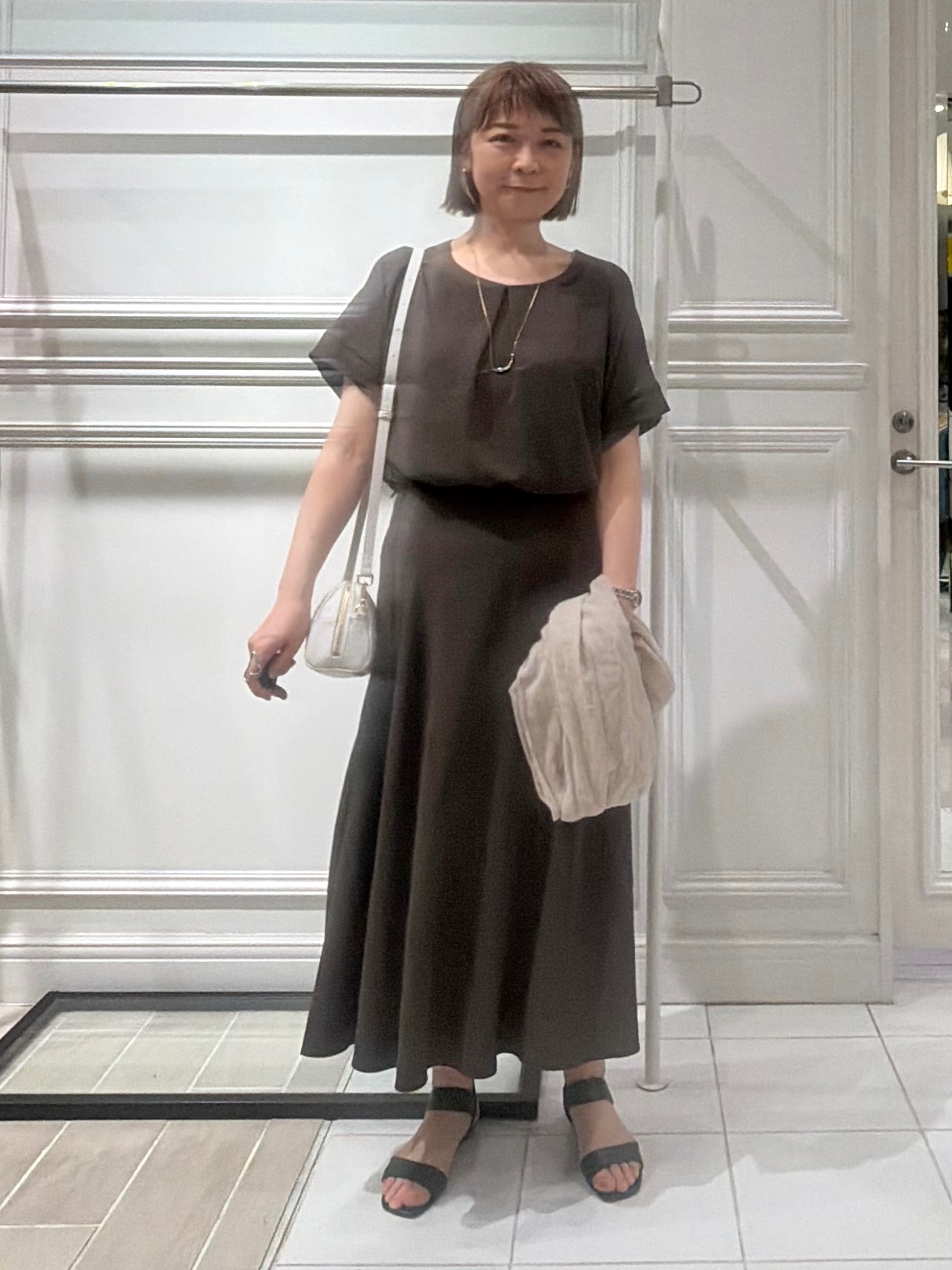 AKKOさんの「UNTITLED｜【前後2WAY/はっ水/セットアップ可】リラクシーフレンチスリーブブラウス」を使ったコーディネート