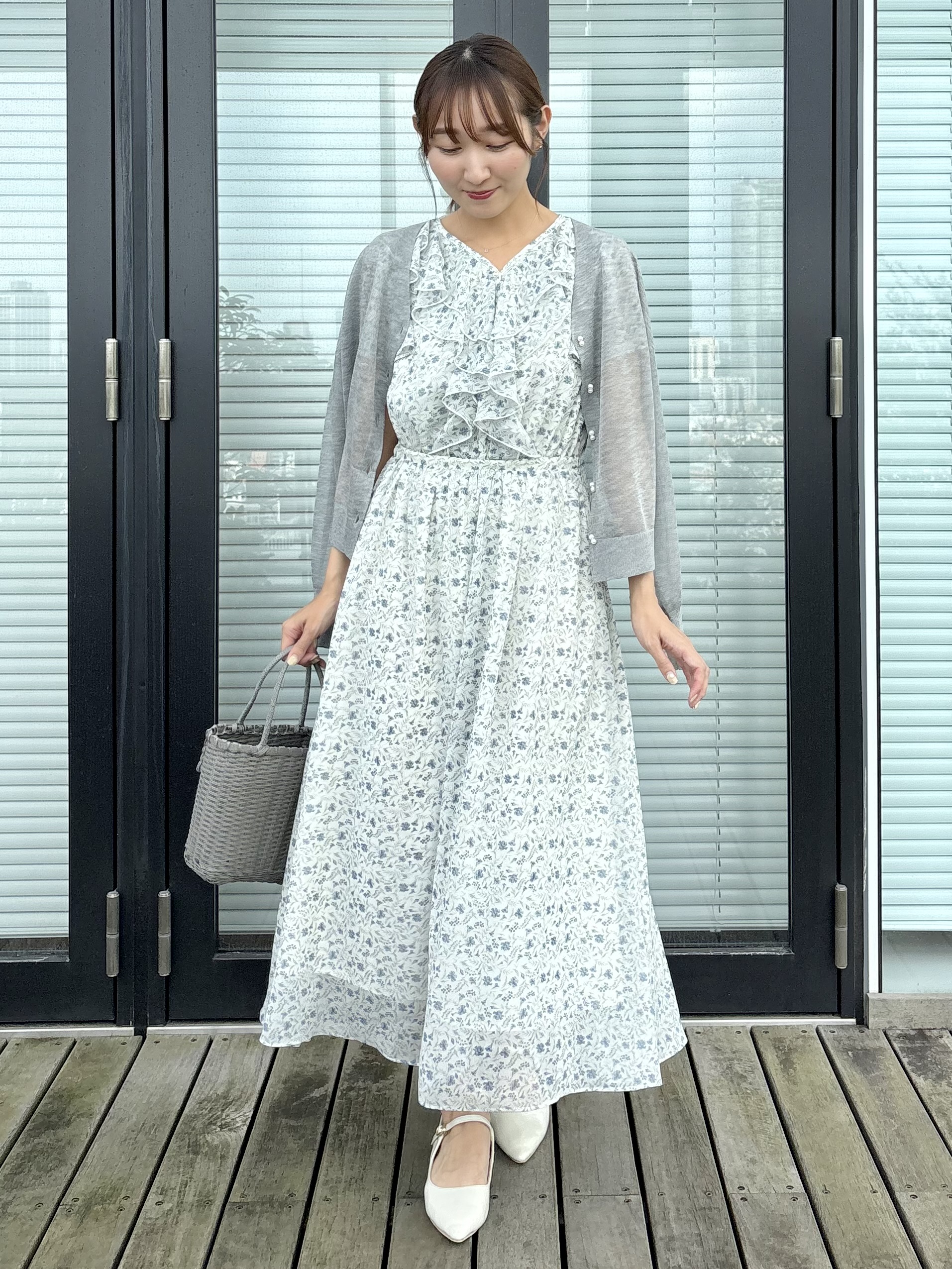 みぃさんの「Couture brooch｜【洗える・パール調釦】愛されシアーカーディガン」を使ったコーディネート