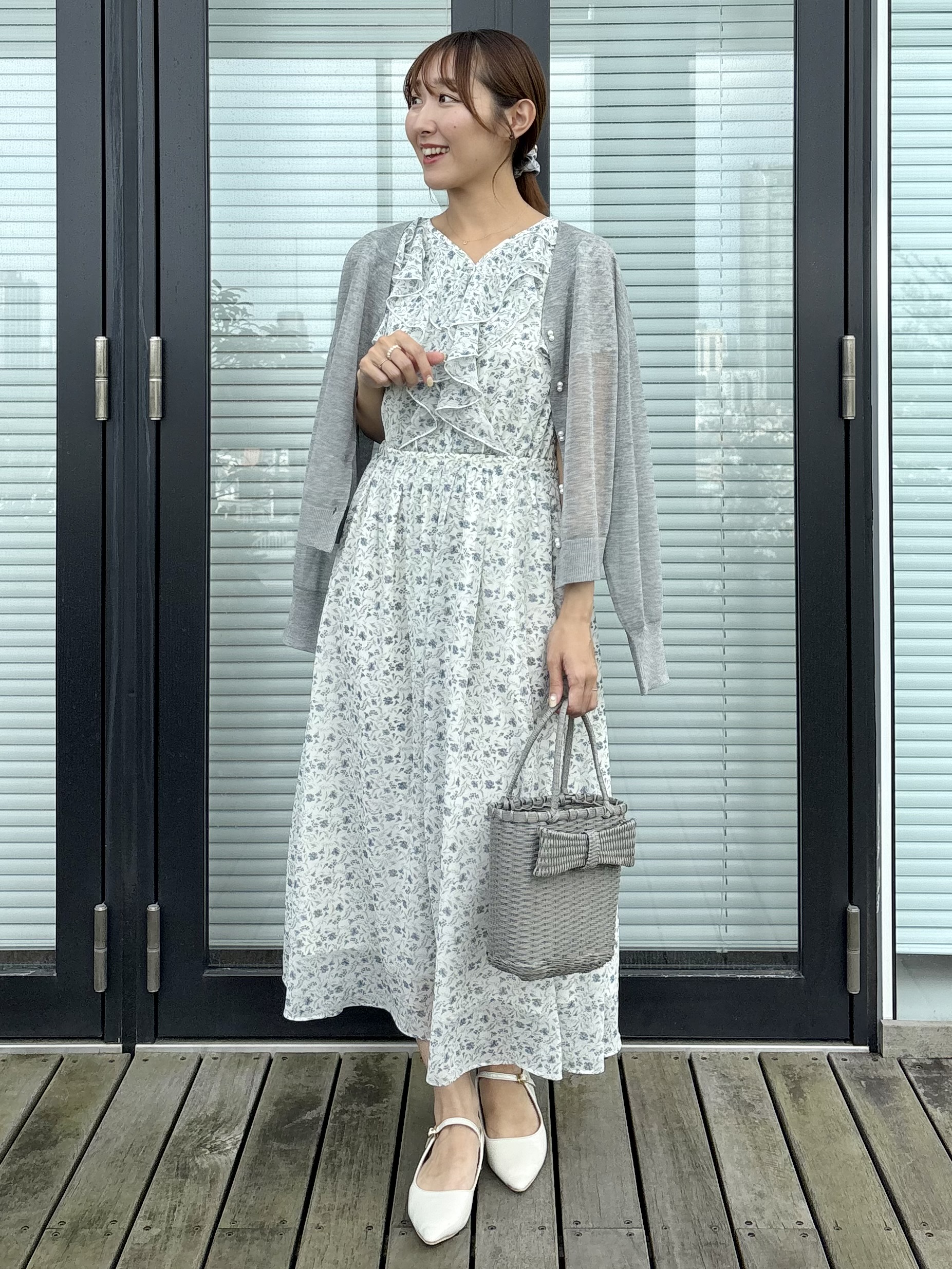みぃさんの「Couture brooch｜【洗える・パール調釦】愛されシアーカーディガン」を使ったコーディネート