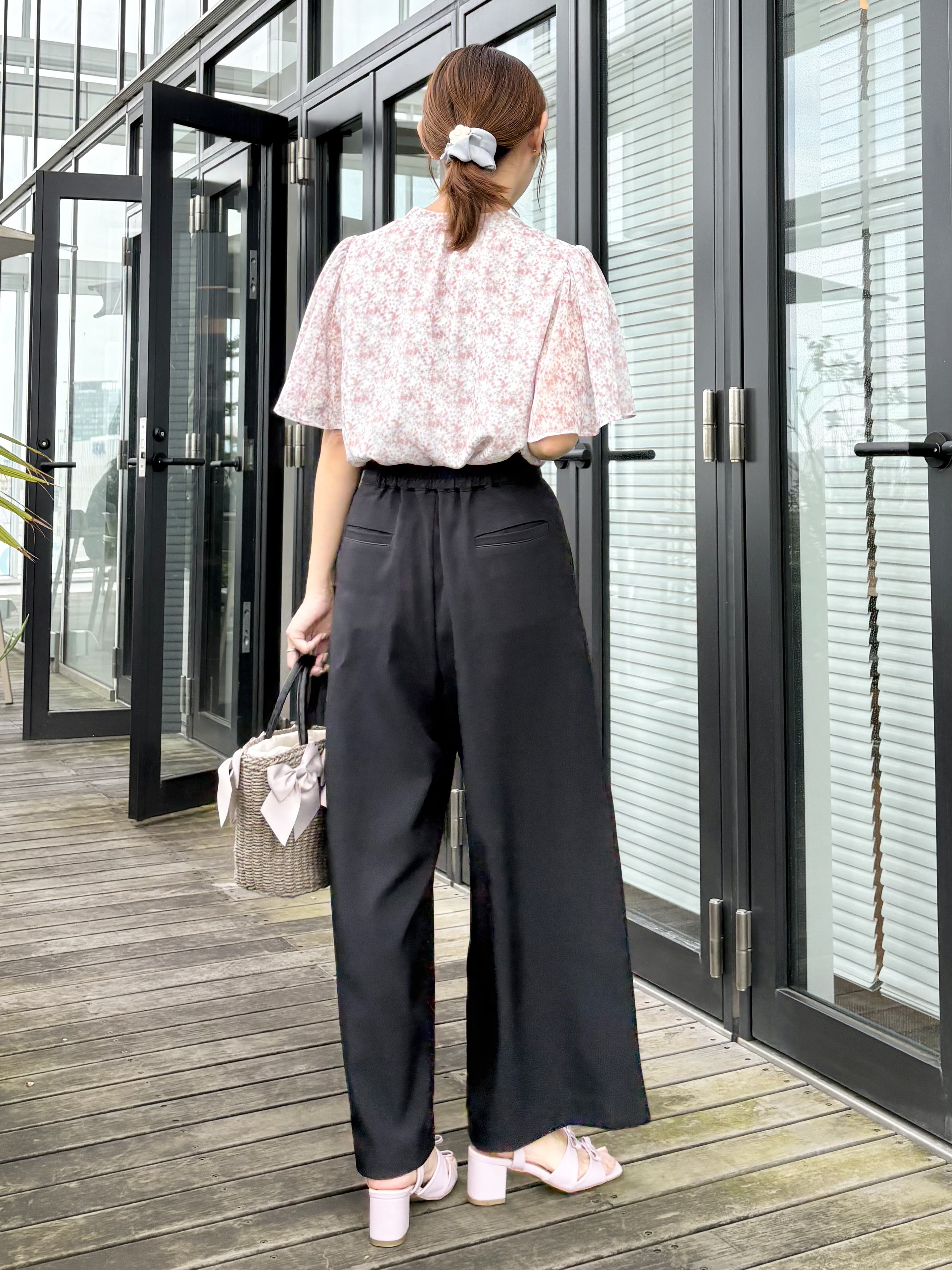 みぃさんの「Couture brooch｜【洗える】リボンボウタイ 小花柄ブラウス」を使ったコーディネート