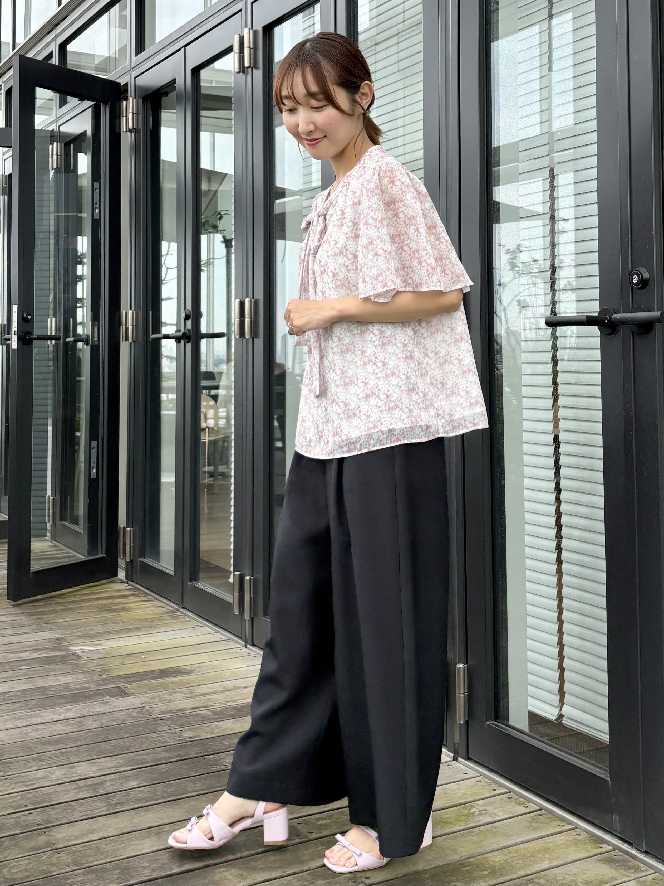 みぃさんの「Couture brooch｜【洗える】リボンボウタイ 小花柄ブラウス」を使ったコーディネート