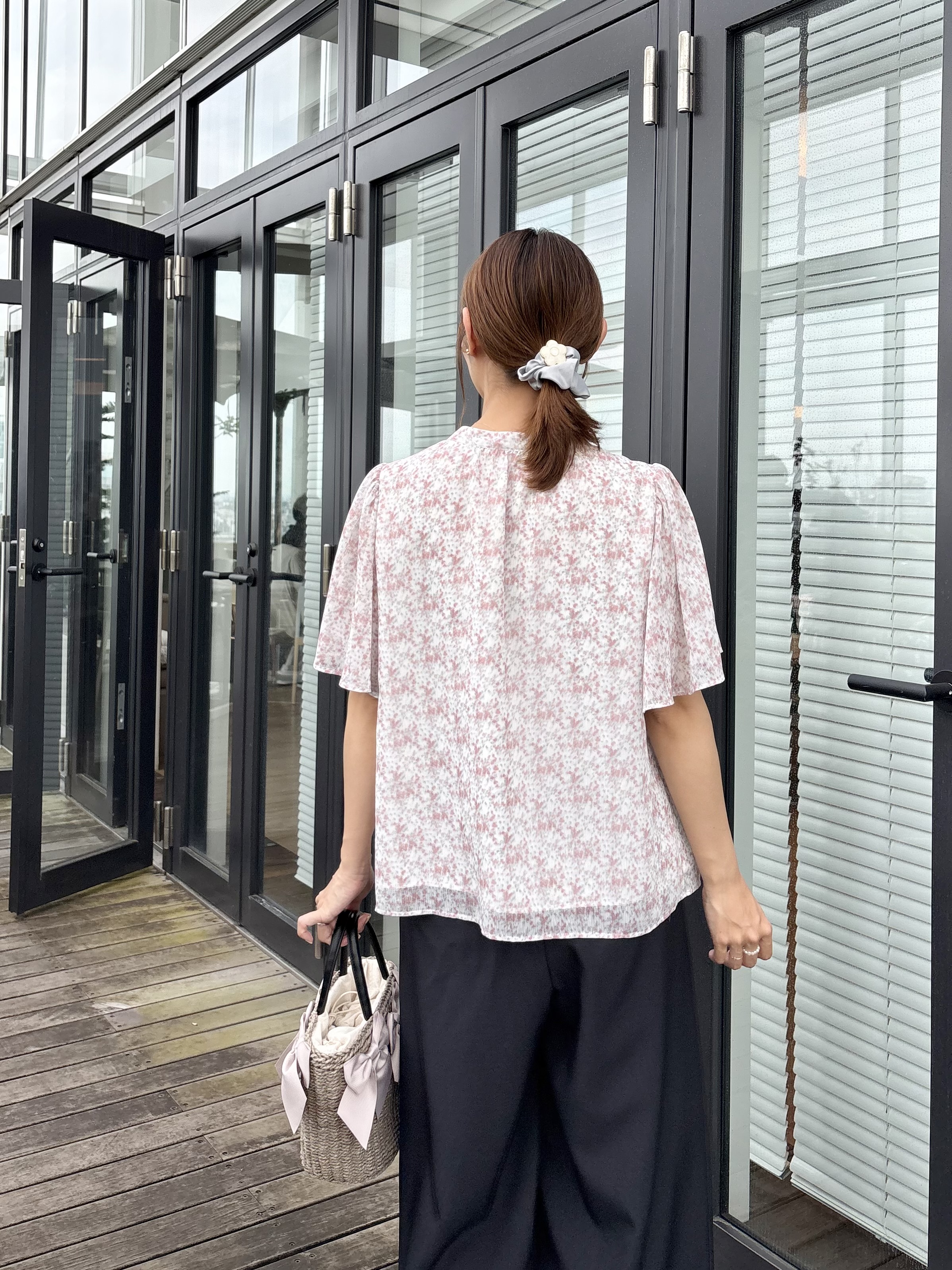 みぃさんの「Couture brooch｜【洗える】リボンボウタイ 小花柄ブラウス」を使ったコーディネート