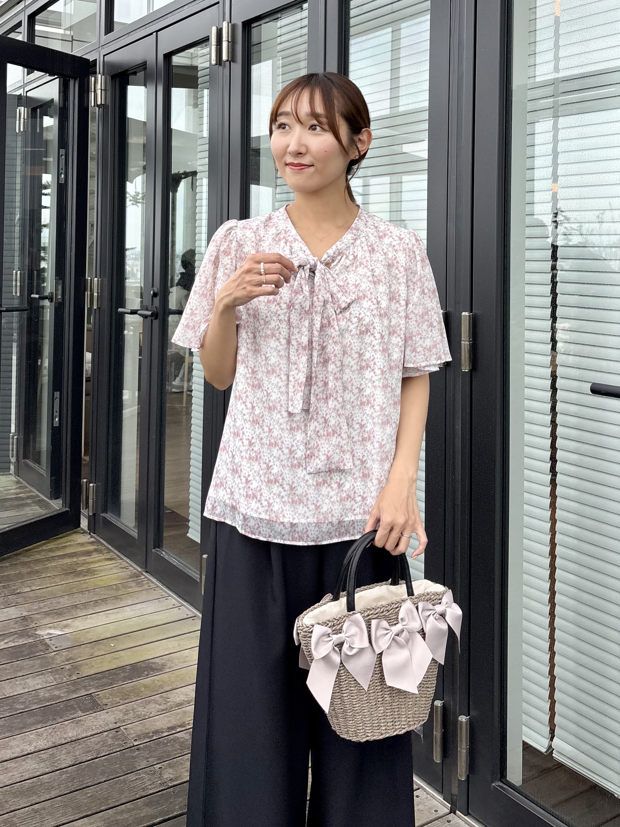 みぃさんの「Couture brooch｜【洗える】リボンボウタイ 小花柄ブラウス」を使ったコーディネート
