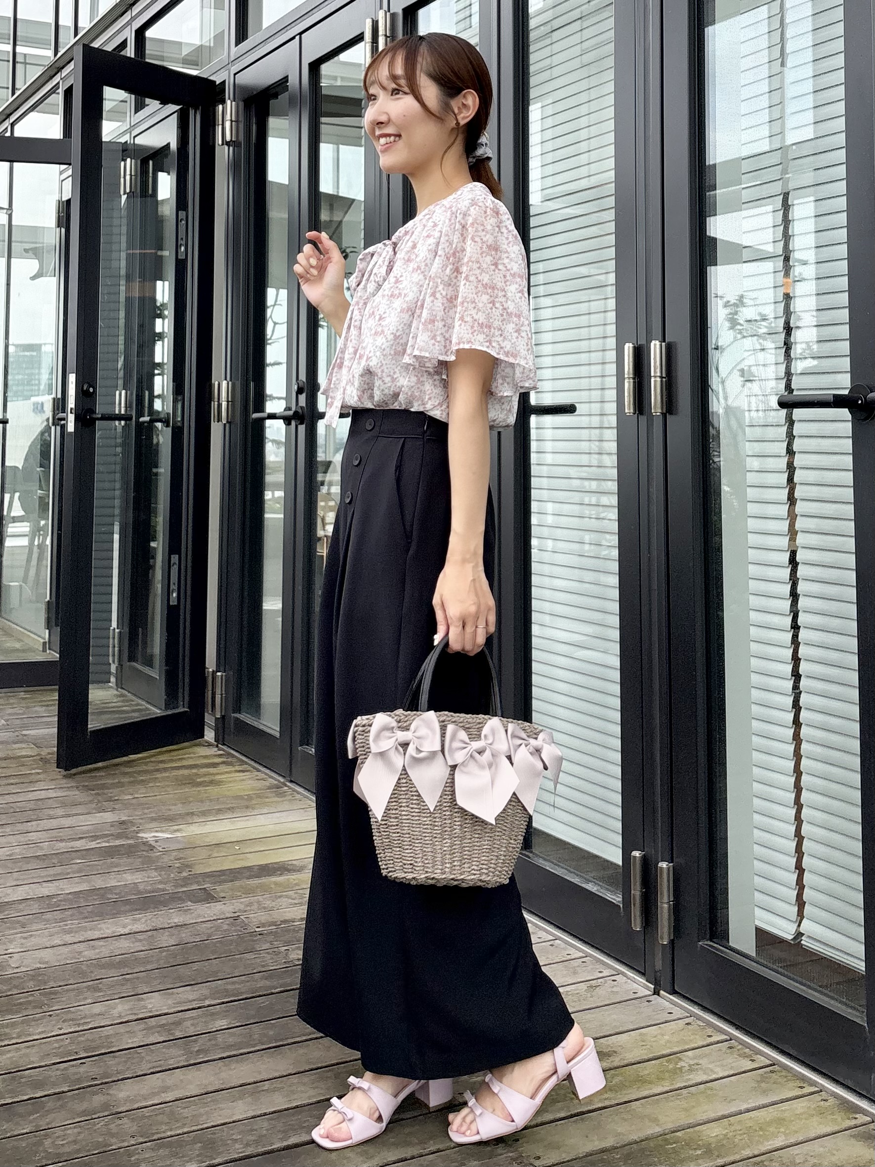 みぃさんの「Couture brooch｜【洗える】リボンボウタイ 小花柄ブラウス」を使ったコーディネート