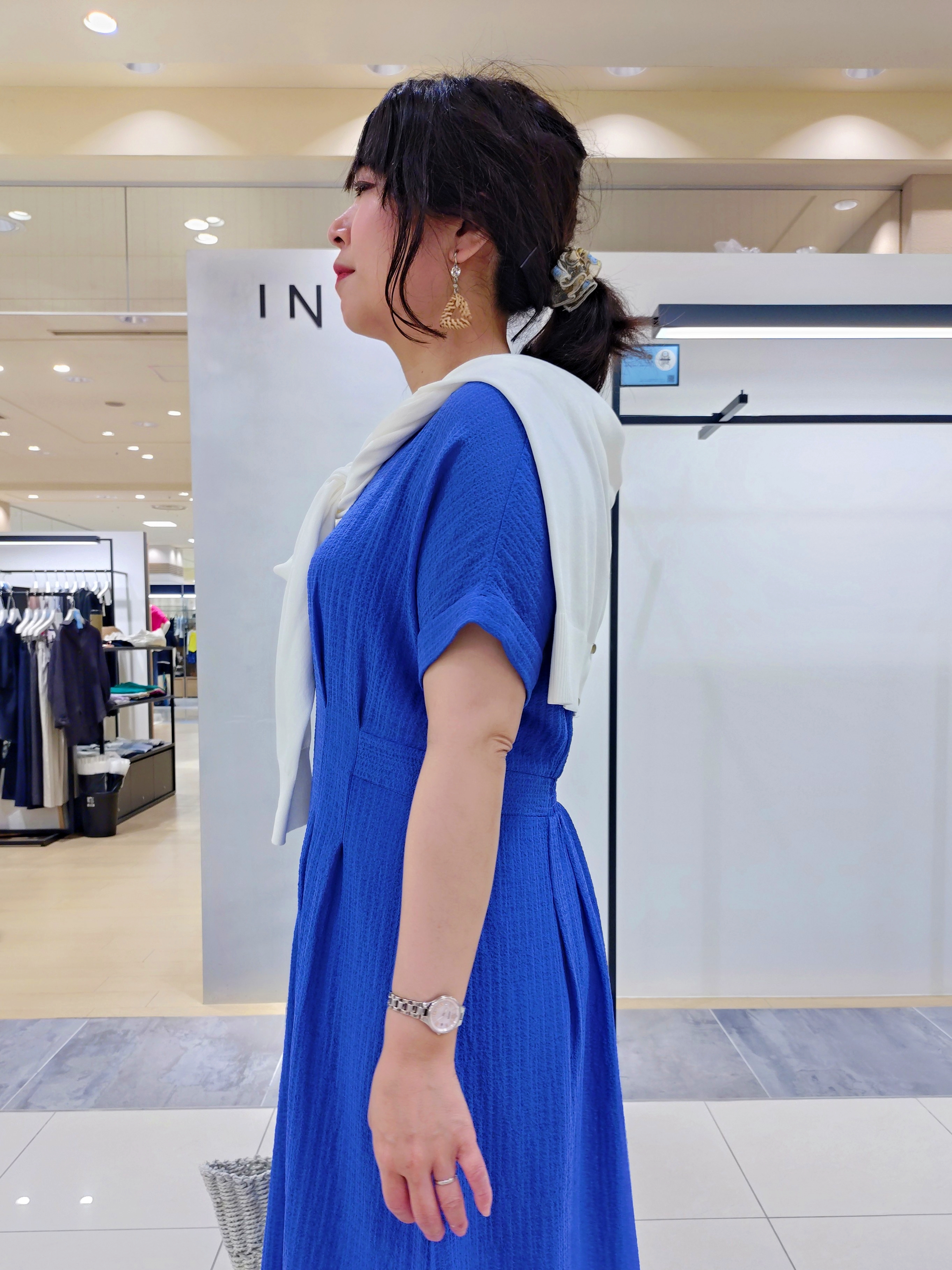 TOMOMIさんの「INDIVI｜【洗える】無地＆チェーン柄 シャーリングサッカーワンピース」を使ったコーディネート