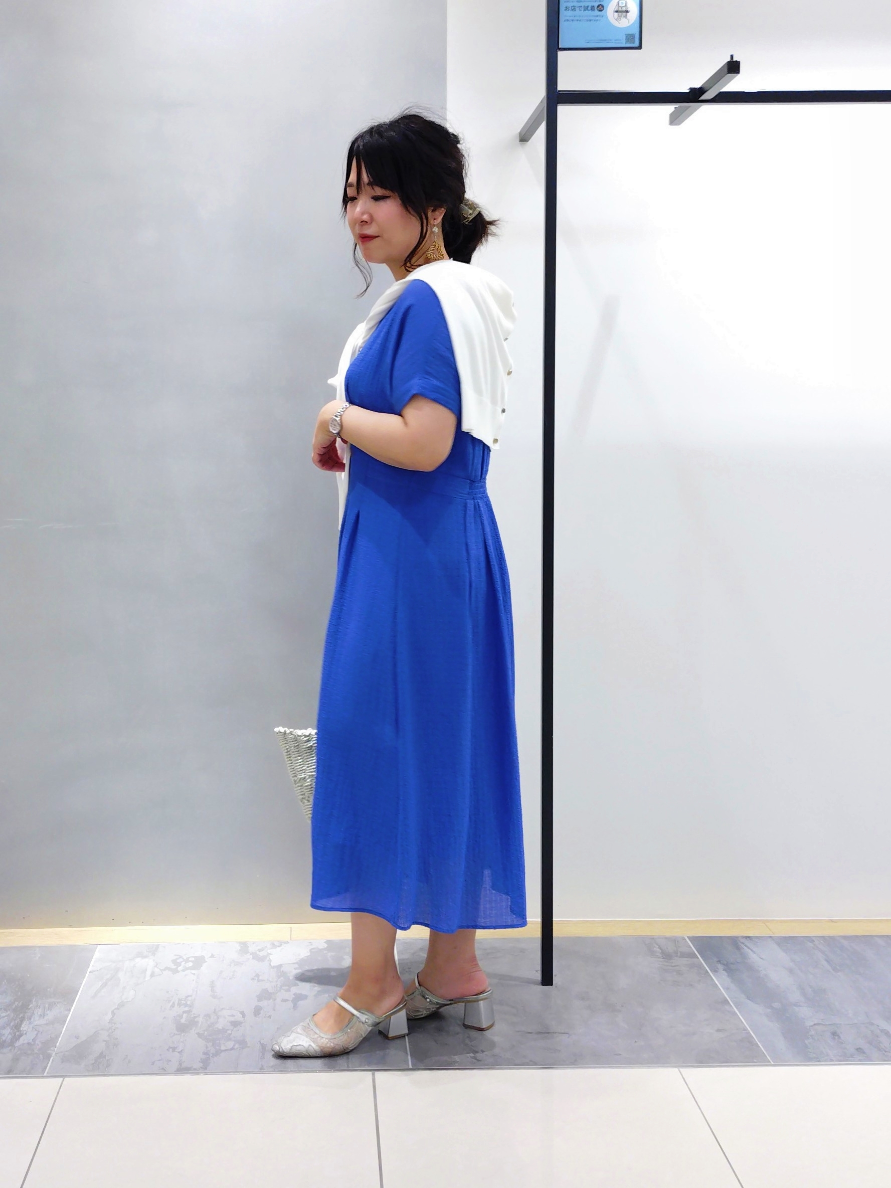 TOMOMIさんの「INDIVI｜【洗える】無地＆チェーン柄 シャーリングサッカーワンピース」を使ったコーディネート