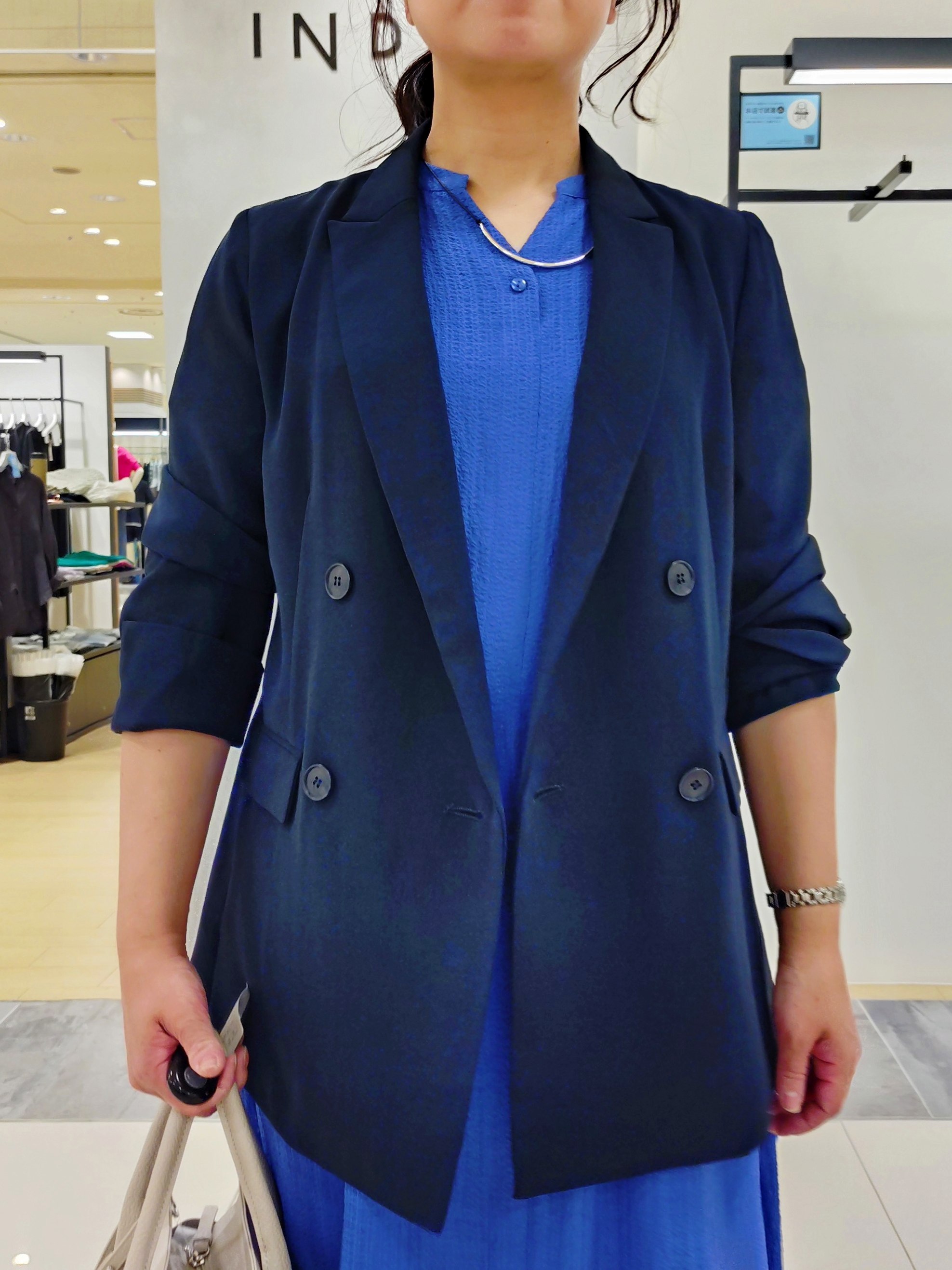 TOMOMIさんの「INDIVI｜【洗える】無地＆チェーン柄 シャーリングサッカーワンピース」を使ったコーディネート
